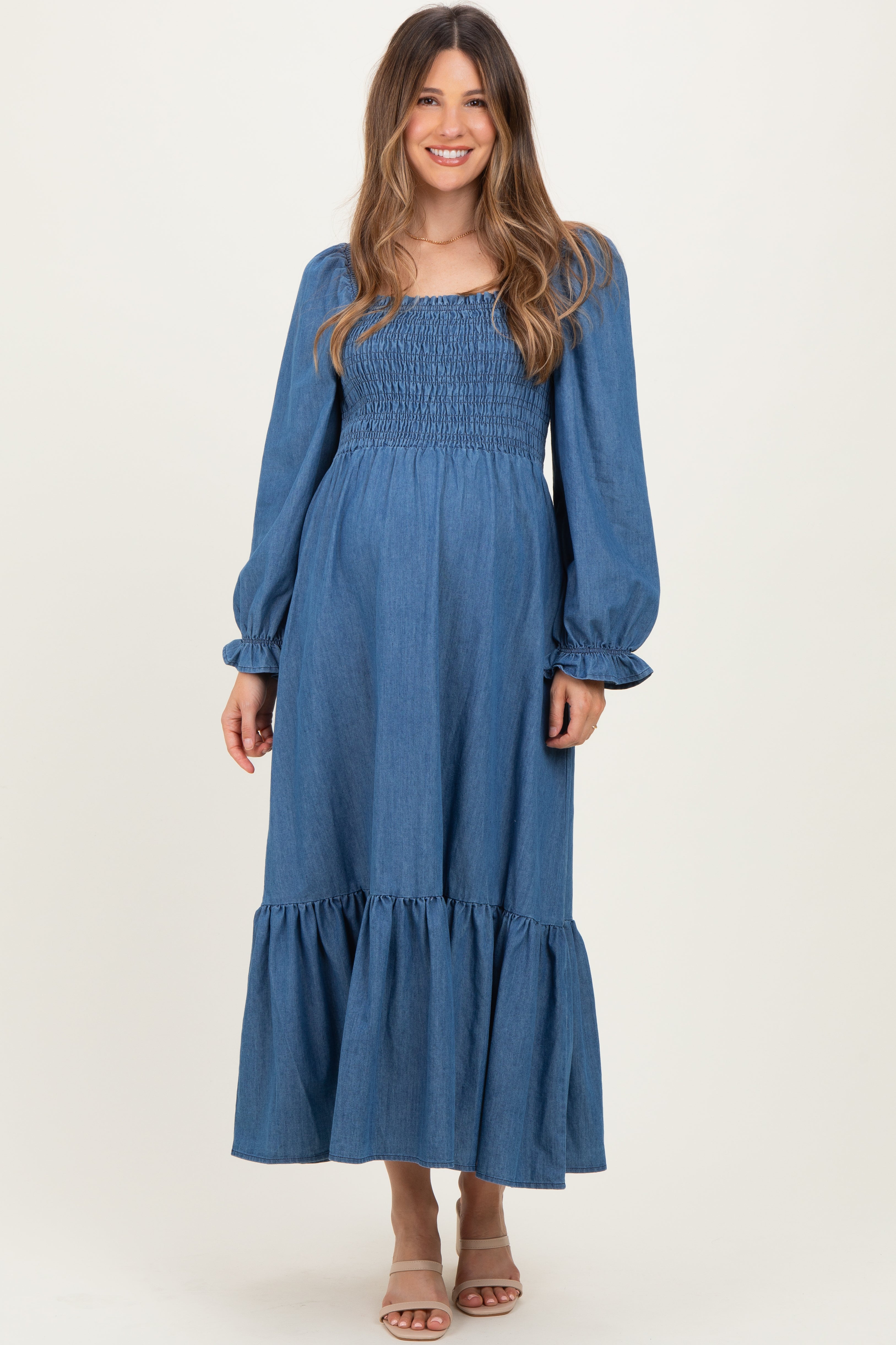Umstands-Maxikleid in Denim-Waschung mit Herzausschnitt