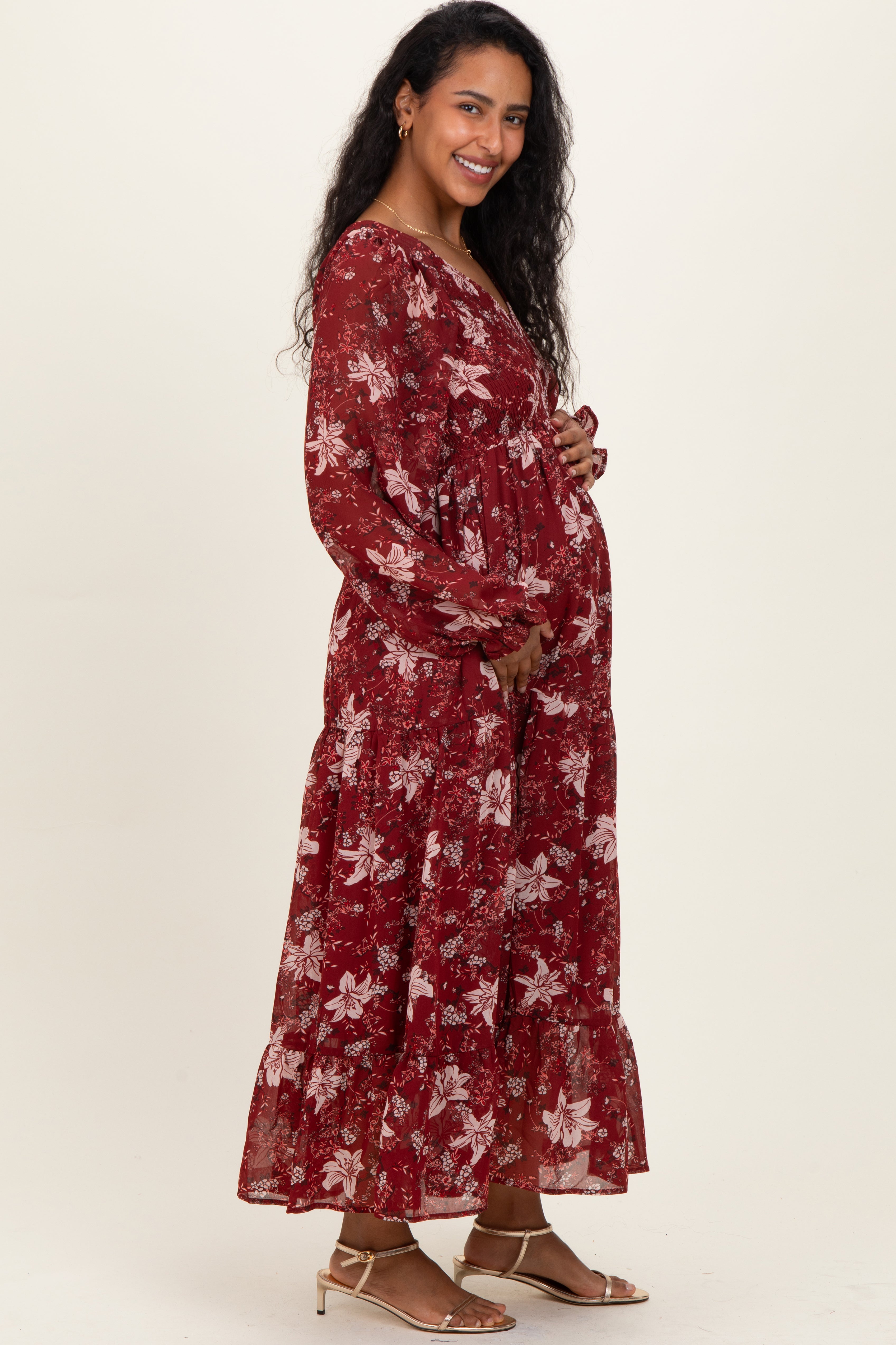 Bordeauxfarbenes Umstands-Midikleid mit Smok-Detail und Blumenmuster