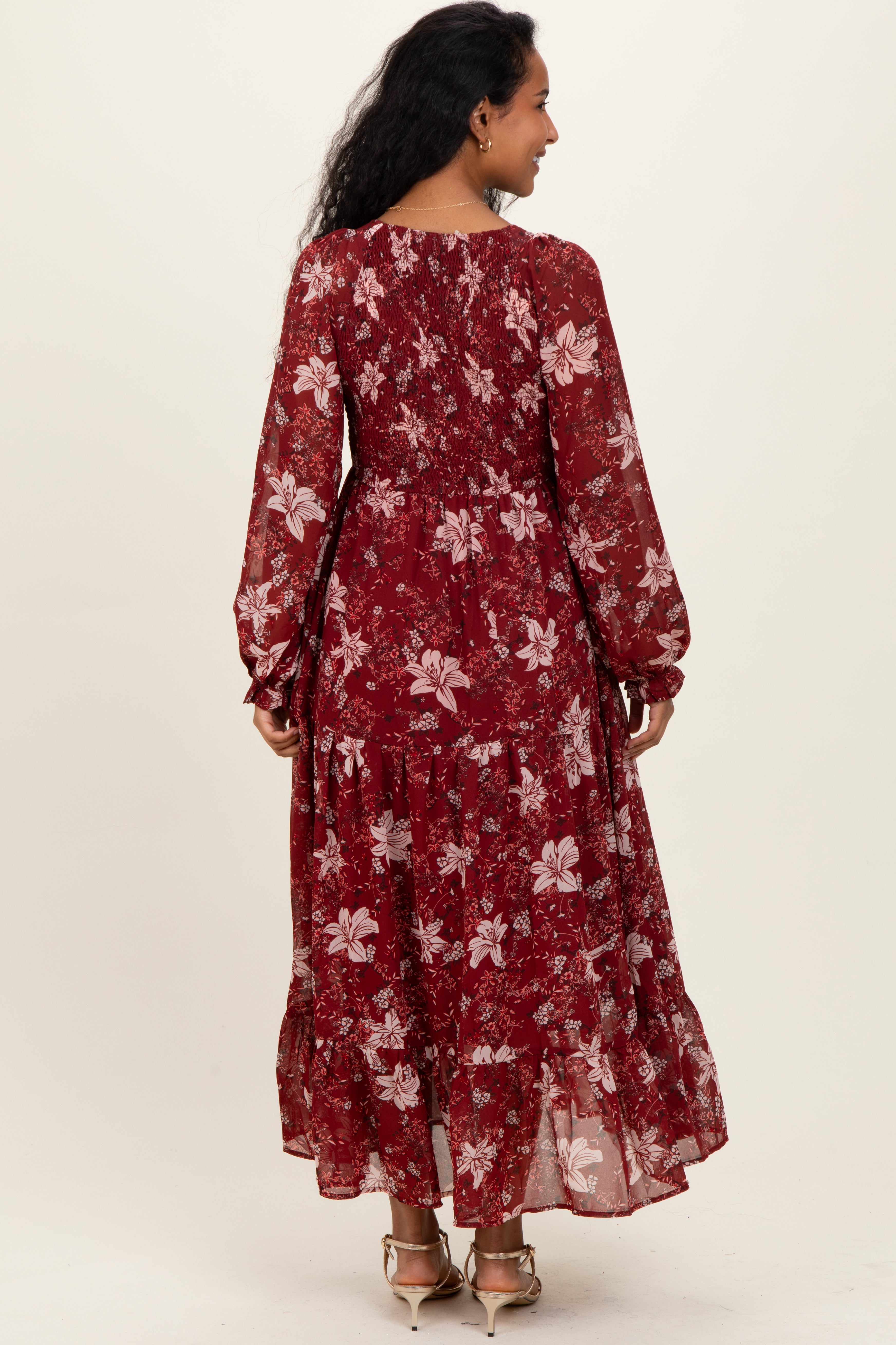 Bordeauxfarbenes Umstands-Midikleid mit Smok-Detail und Blumenmuster