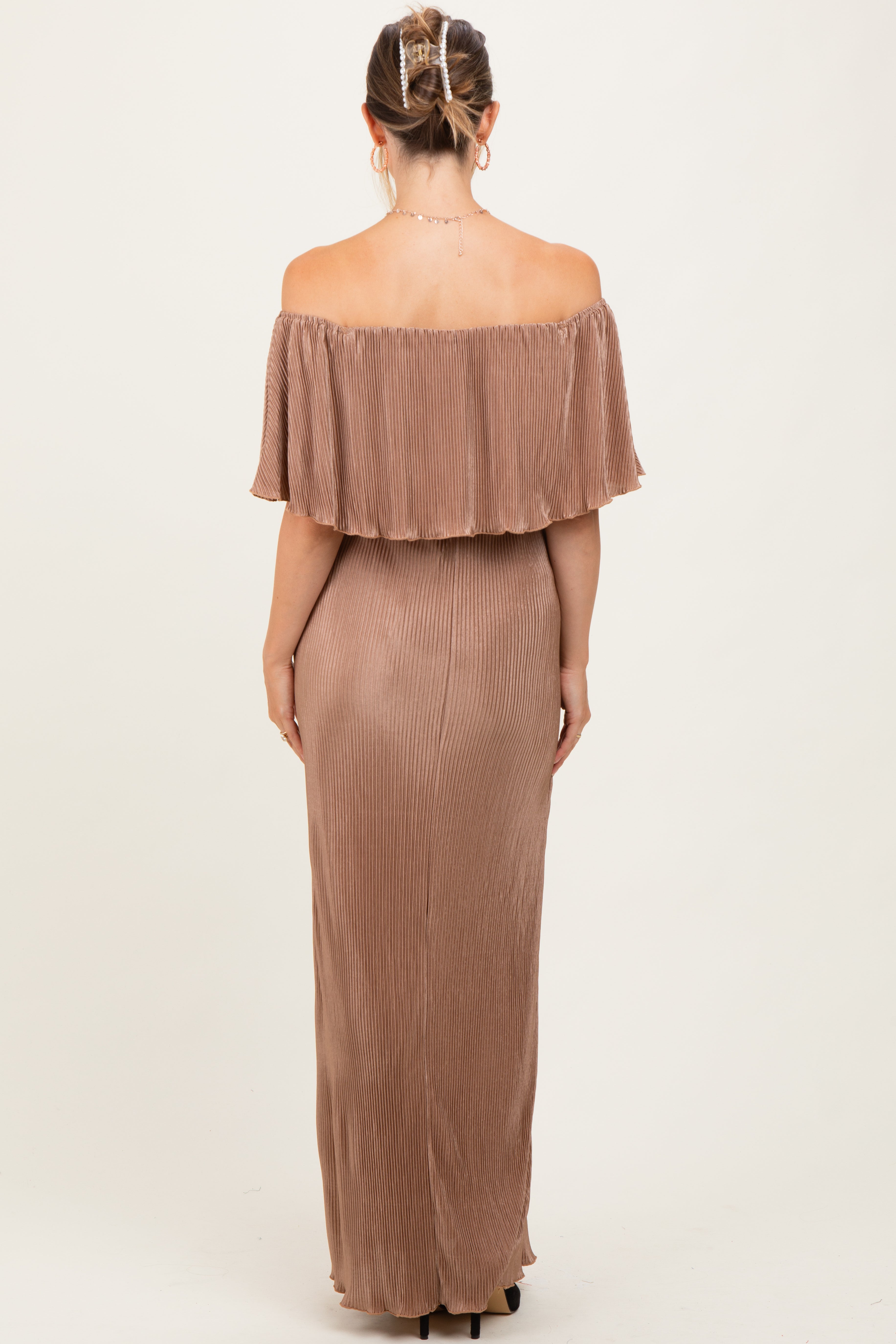 Mokka-Umstandsmaxikleid mit Plissee-Rüschen und schulterfreiem Ausschnitt