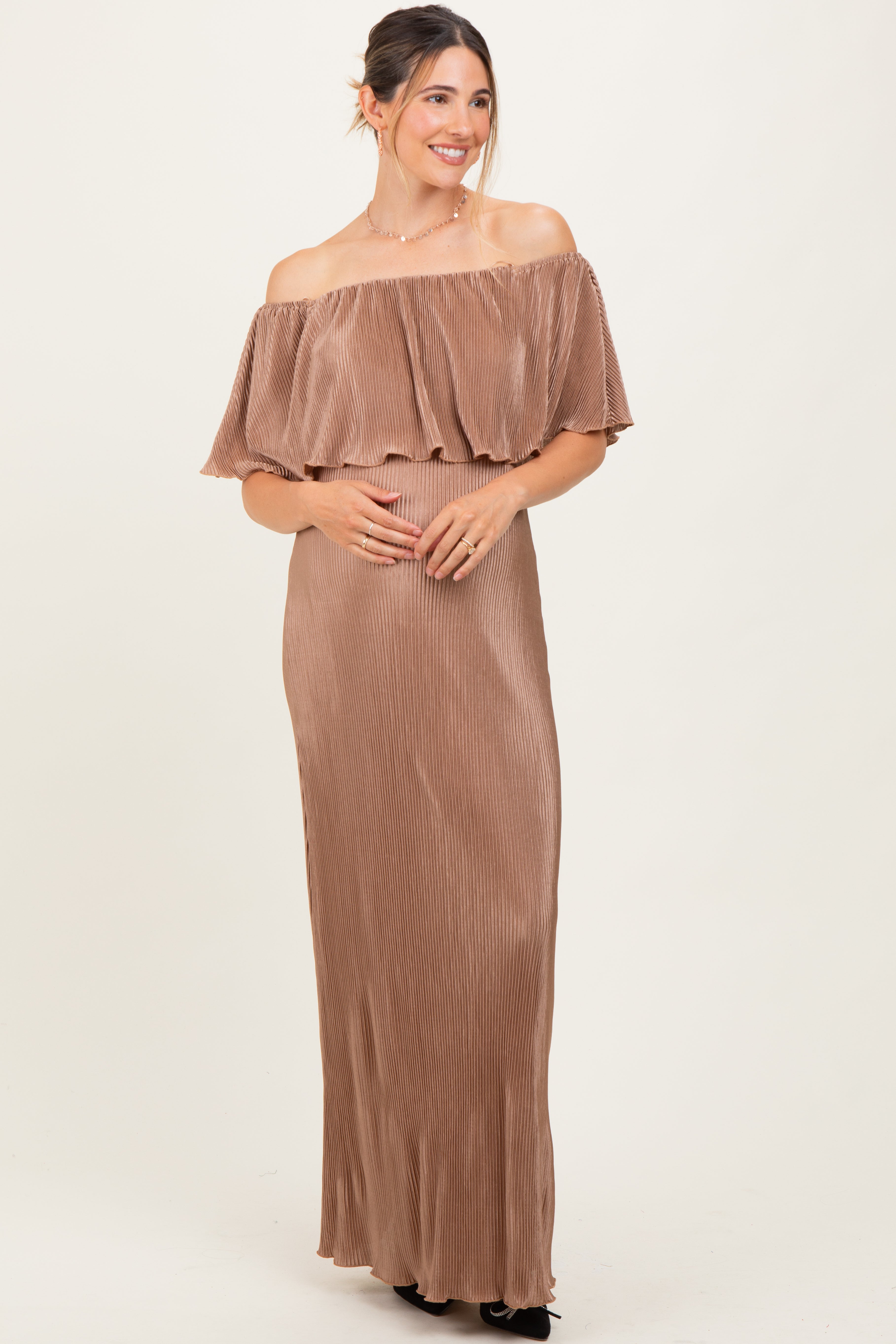 Mokka-Umstandsmaxikleid mit Plissee-Rüschen und schulterfreiem Ausschnitt
