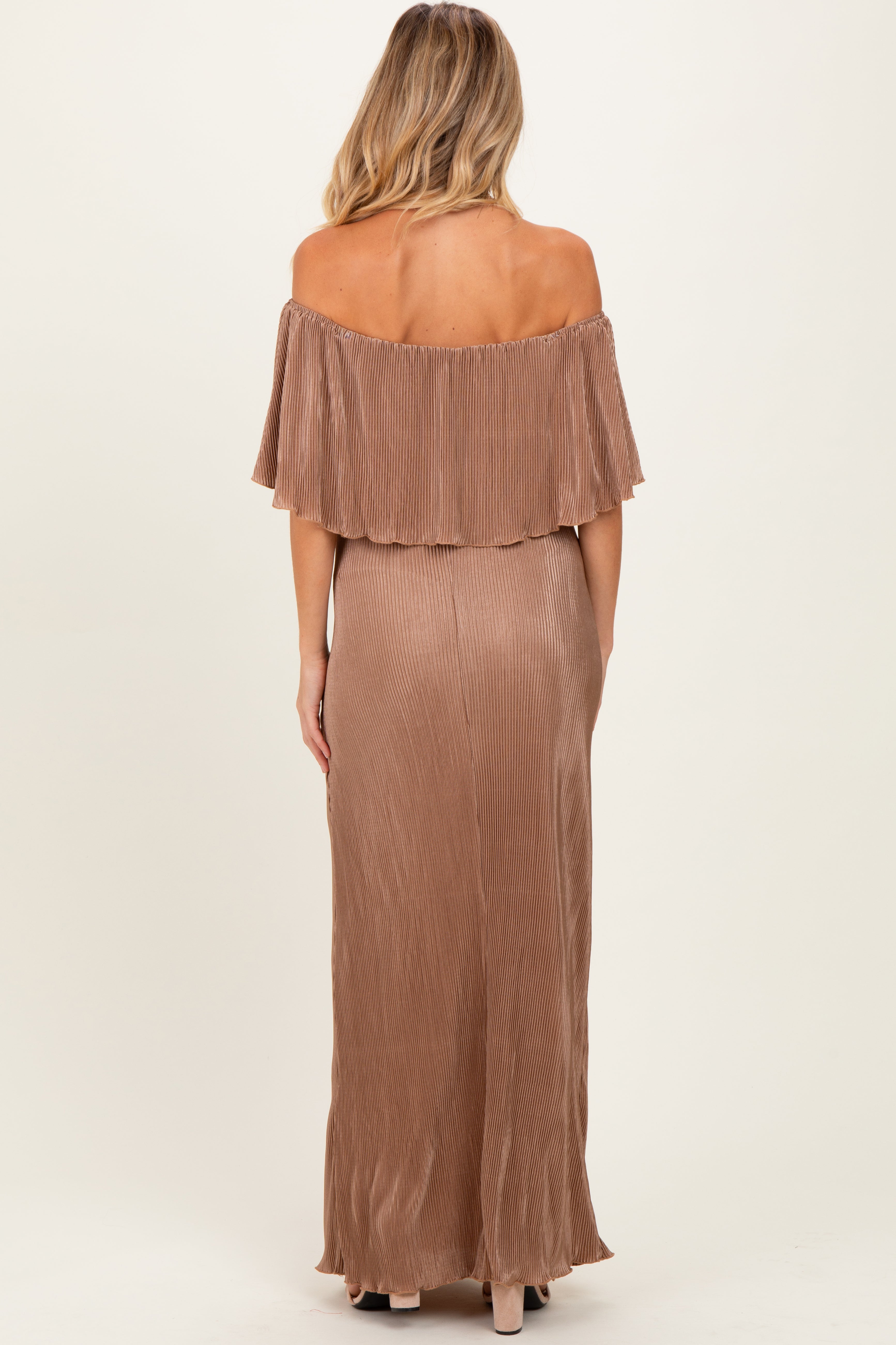 Mokka-Umstandsmaxikleid mit Plissee-Rüschen und schulterfreiem Ausschnitt