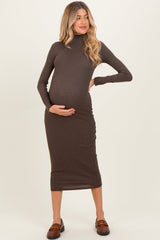 Braunes figurbetontes Umstands-Midikleid aus Rippstrick mit Rollkragen und langen Ärmeln