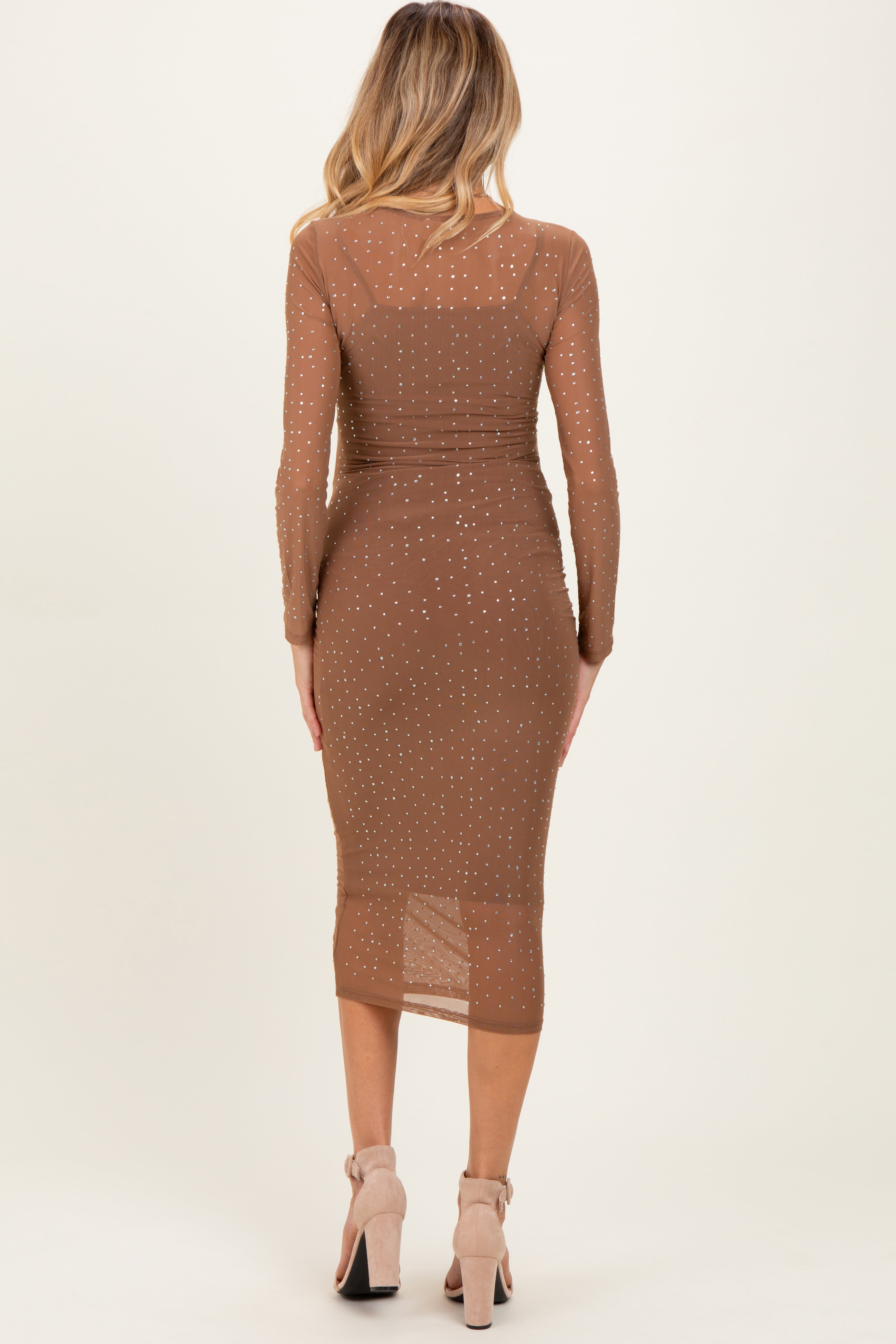 Mokkafarbenes Umstands-Midikleid aus Mesh mit Strasssteinen und langen Ärmeln