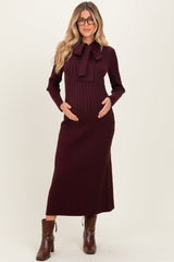 Bordeauxrotes Umstands-Strickkleid mit Schluppe am Ausschnitt