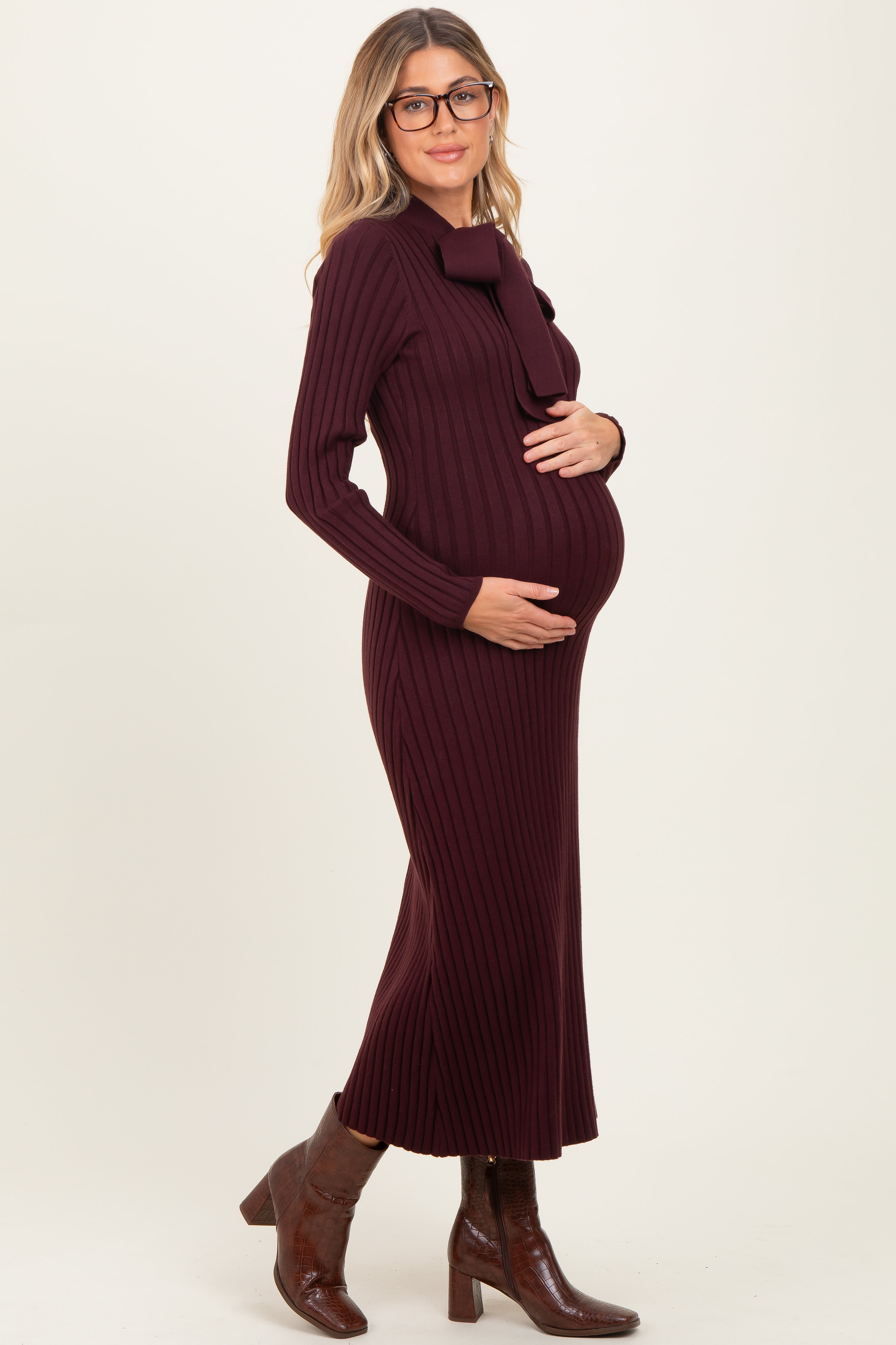 Bordeauxrotes Umstands-Strickkleid mit Schluppe am Ausschnitt