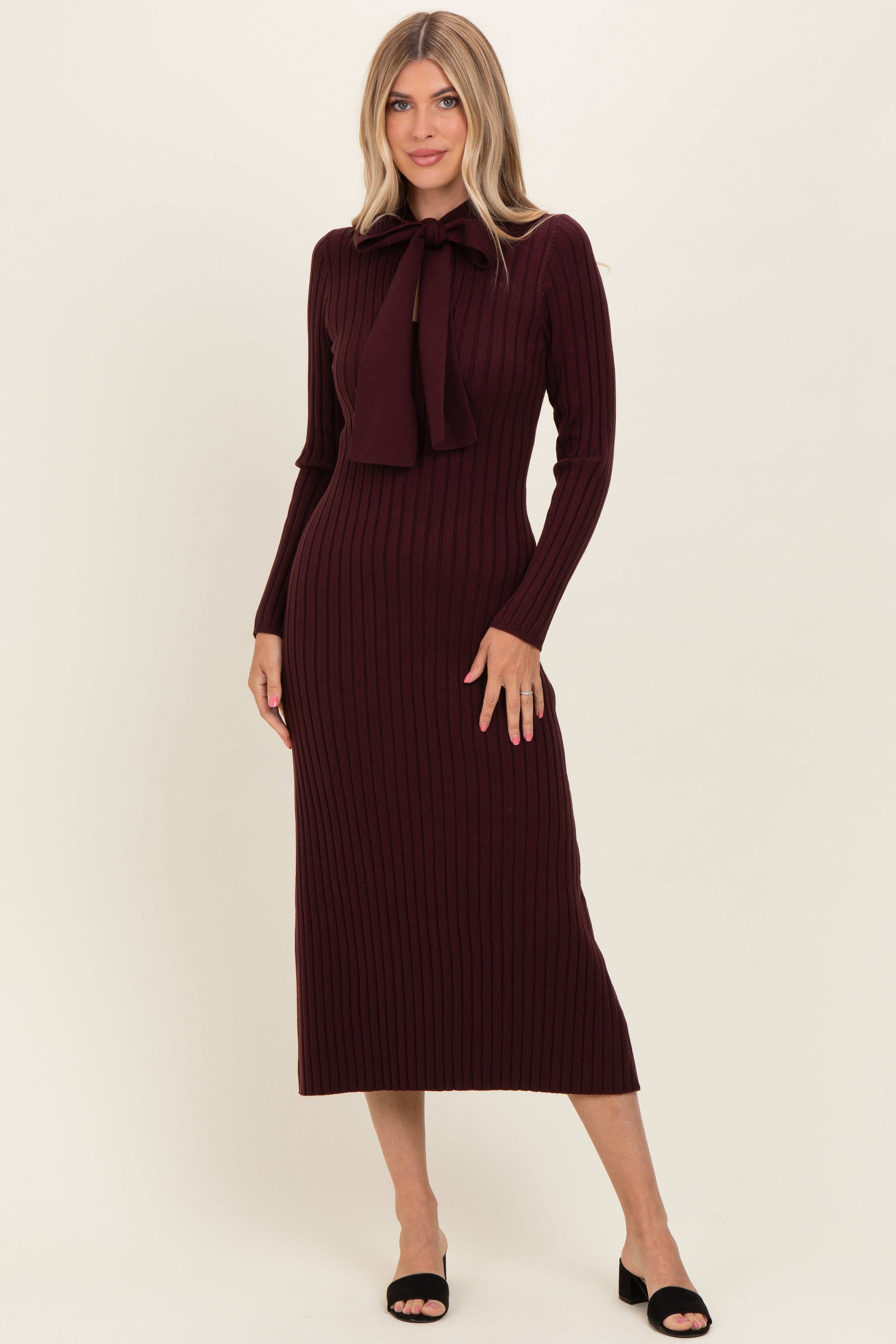 Bordeauxrotes Umstands-Strickkleid mit Schluppe am Ausschnitt
