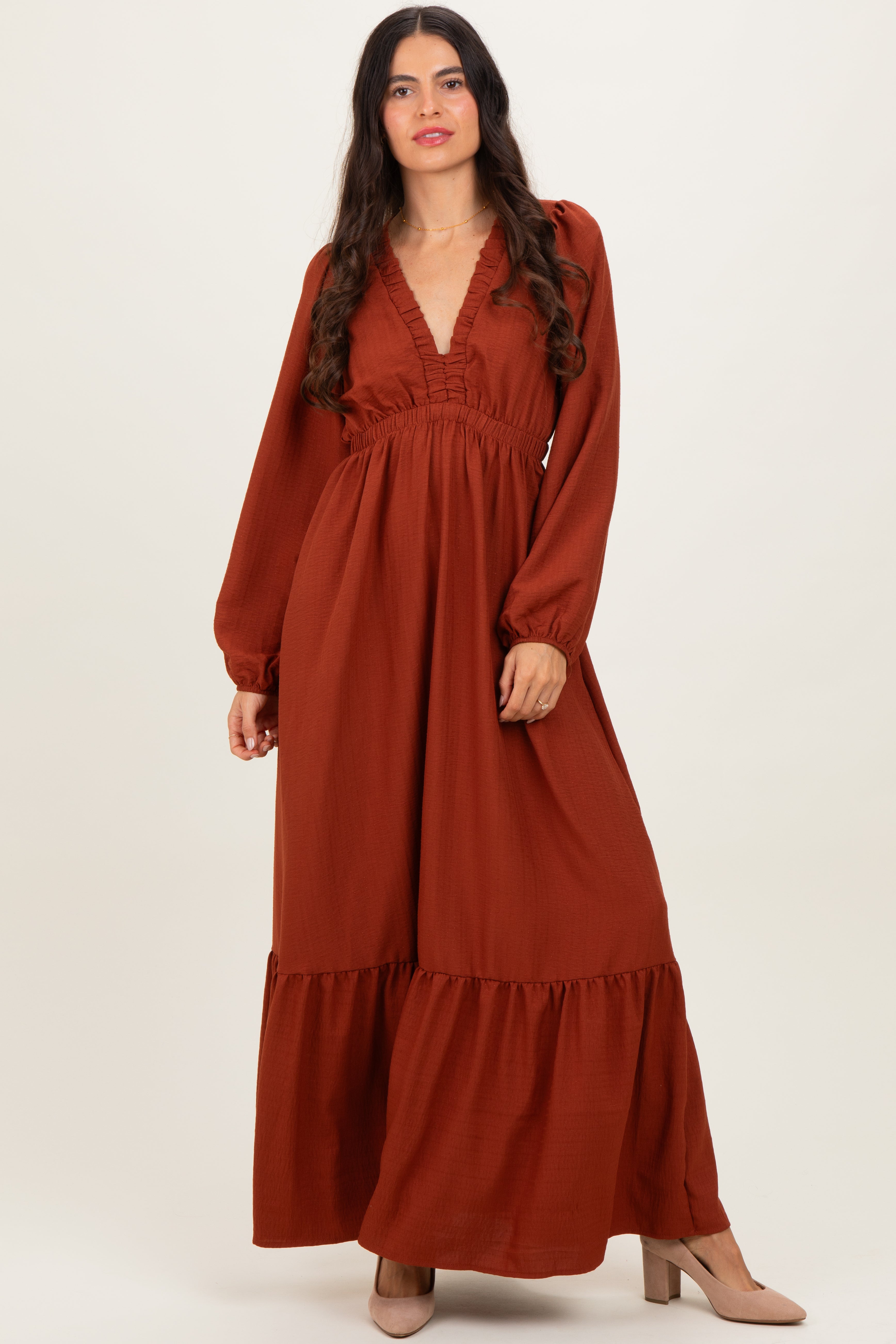 Langärmliges Umstands-Maxikleid mit V-Ausschnitt und Stufenrock in Rostrot