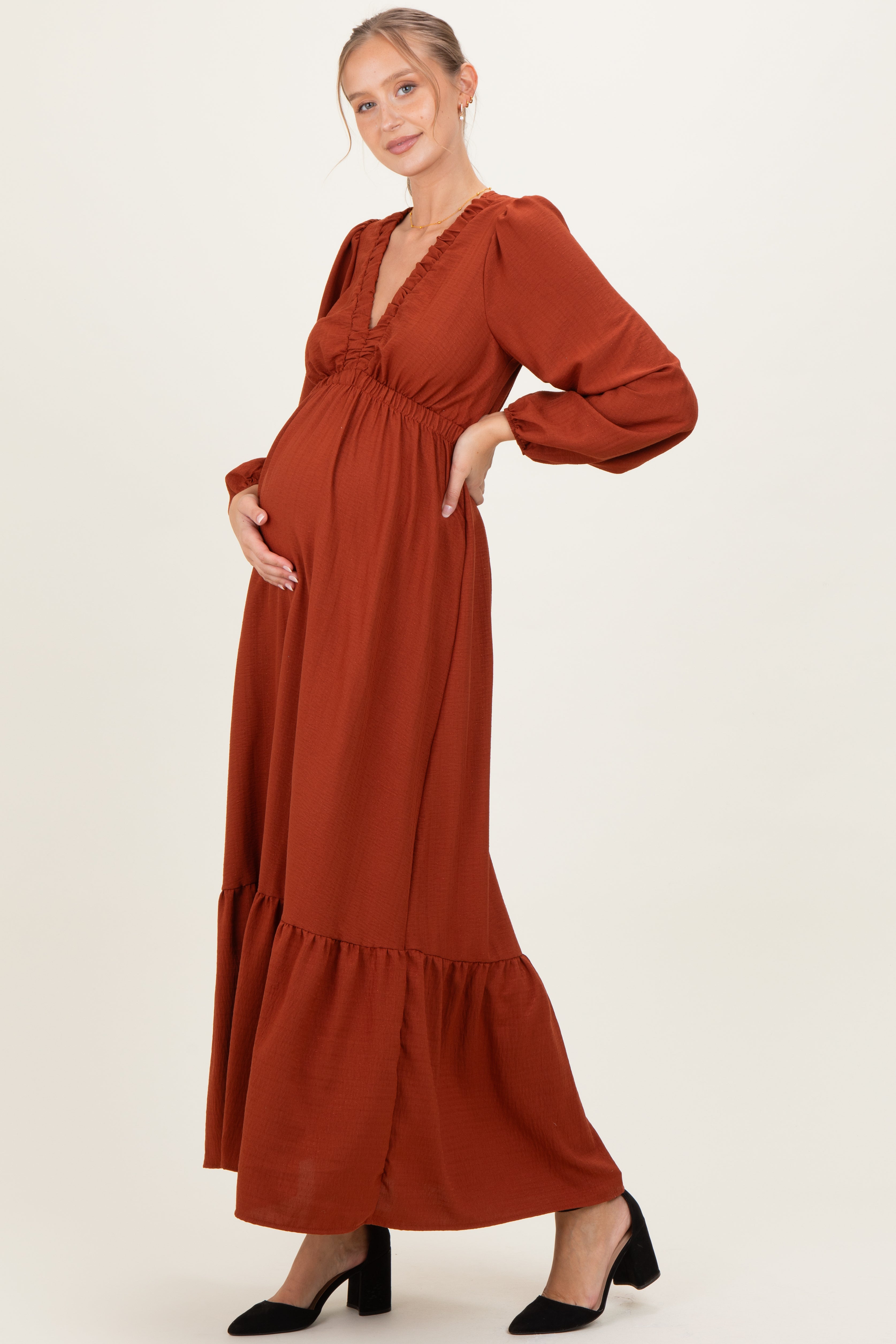Langärmliges Umstands-Maxikleid mit V-Ausschnitt und Stufenrock in Rostrot