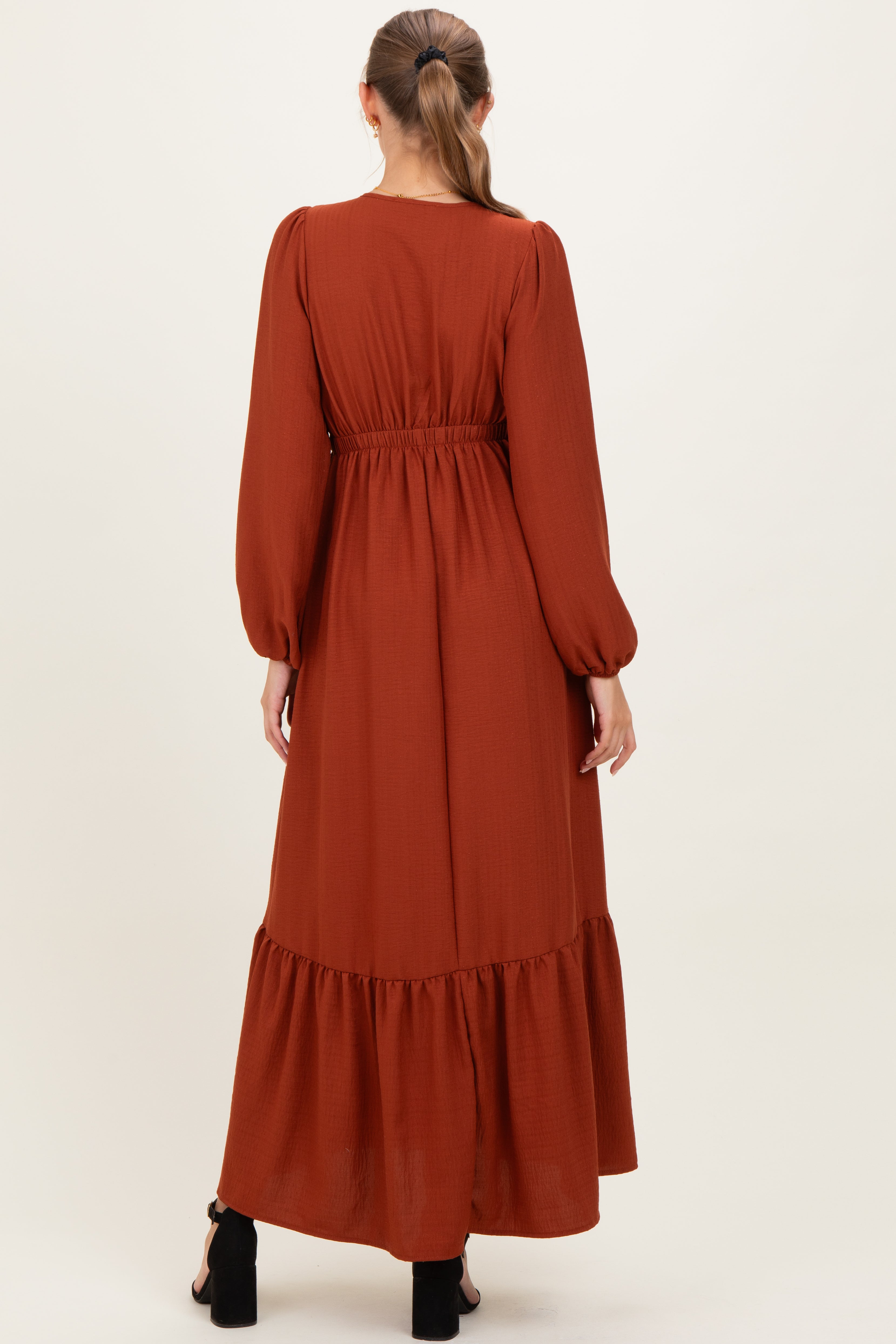 Langärmliges Umstands-Maxikleid mit V-Ausschnitt und Stufenrock in Rostrot