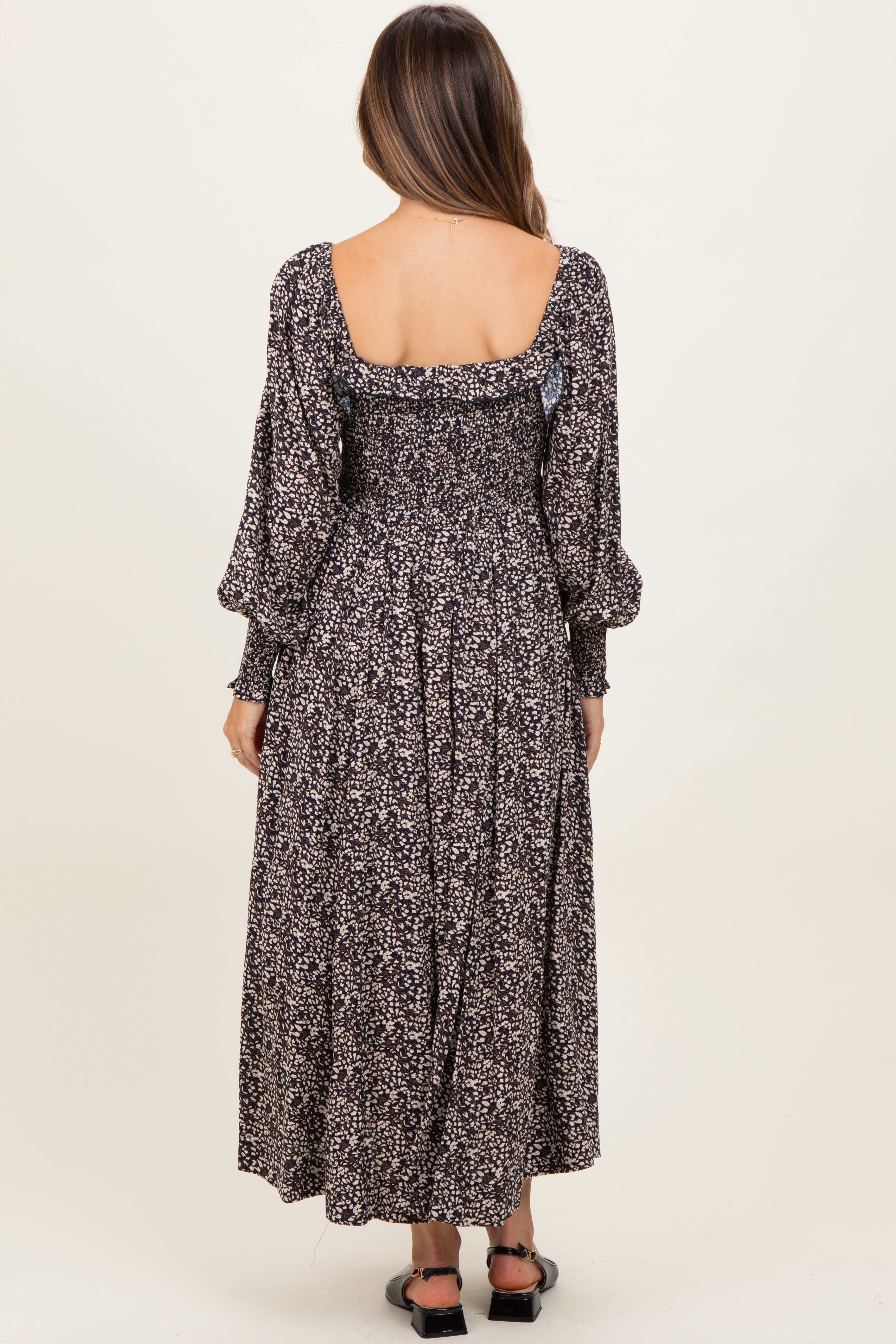Marineblaues geblümtes Umstands-Maxikleid mit Smok-Oberteil und Rüschen