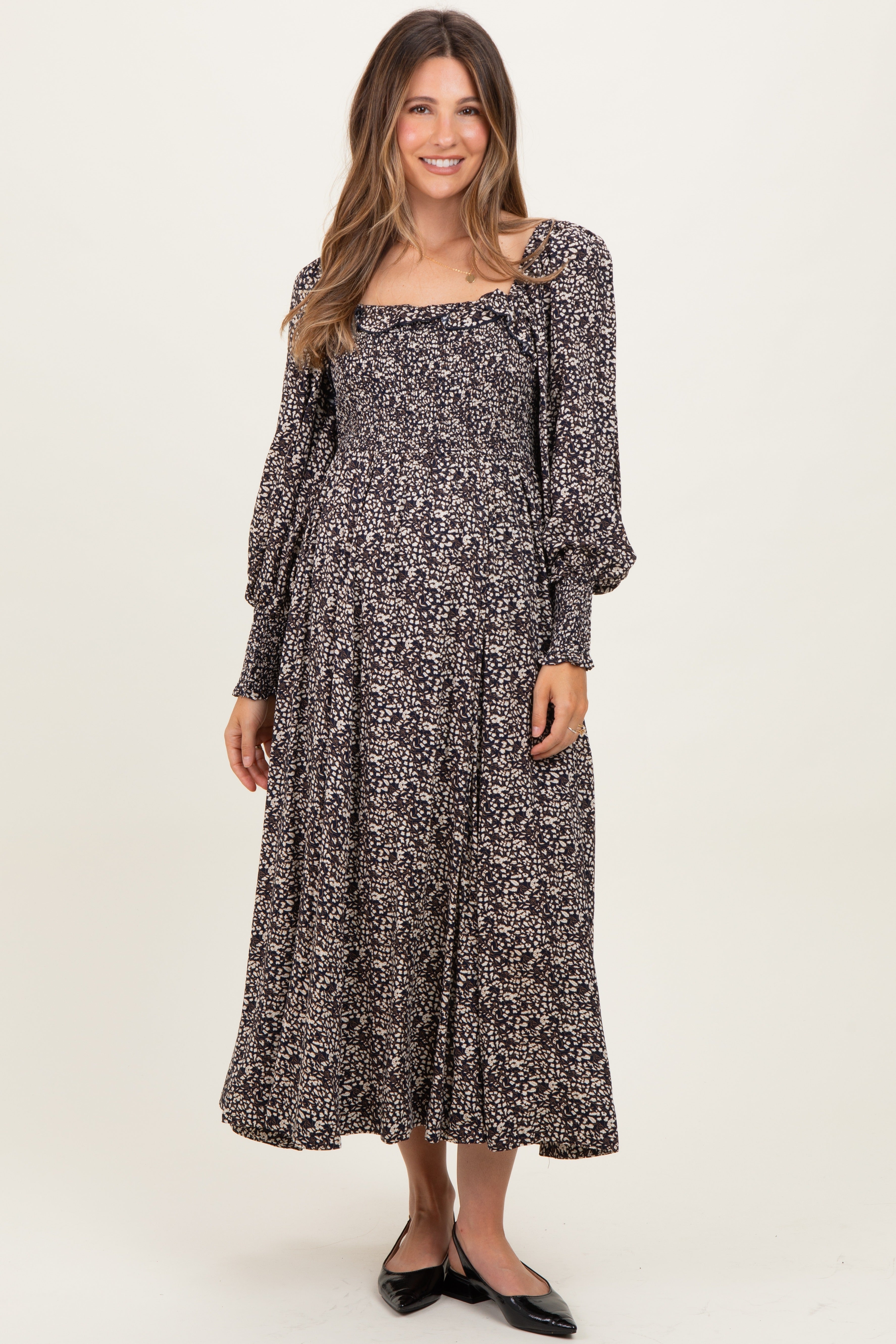 Marineblaues geblümtes Umstands-Maxikleid mit Smok-Oberteil und Rüschen