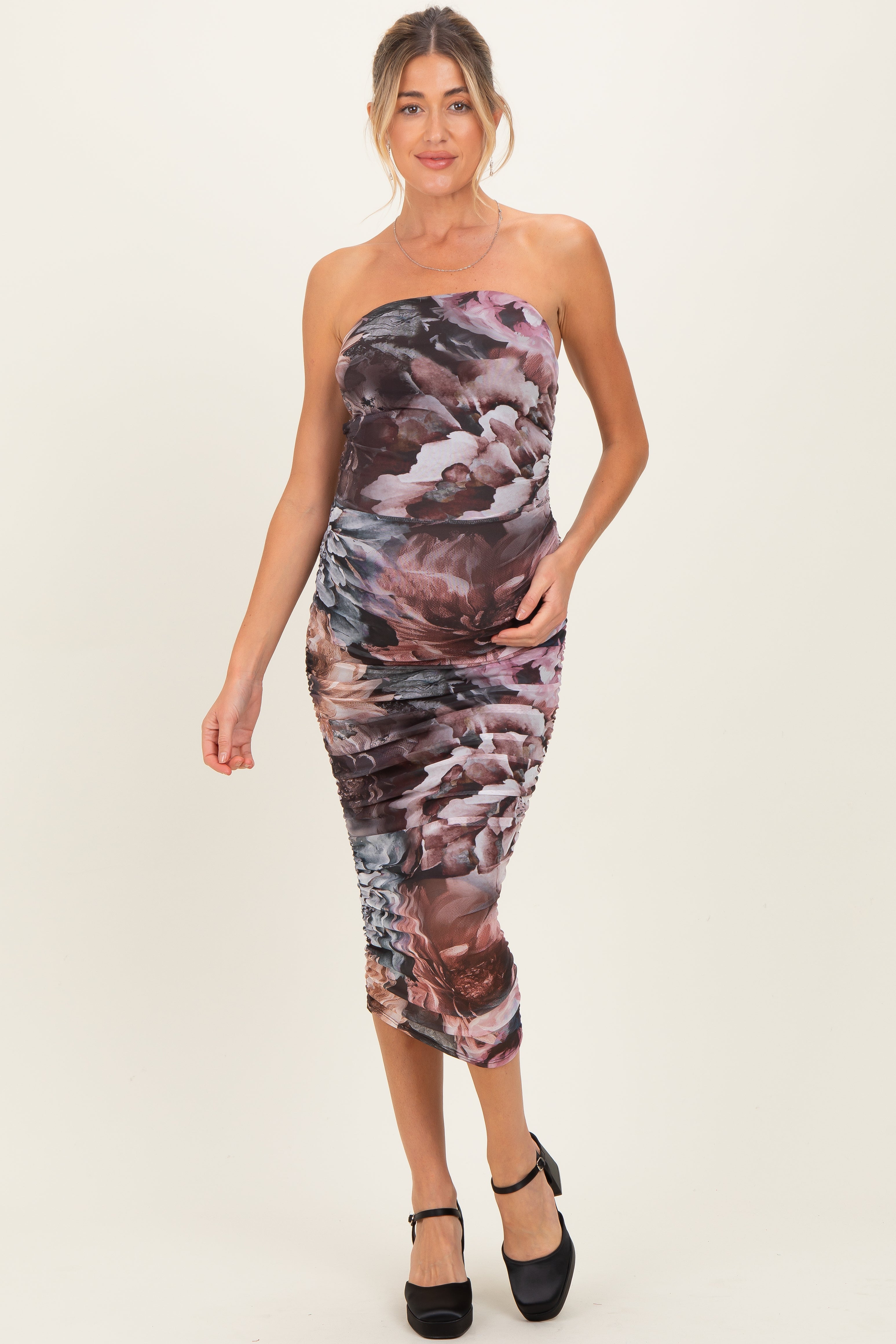 Malvenfarbenes florales Umstands-Midikleid aus Mesh mit Raffung, trägerlos