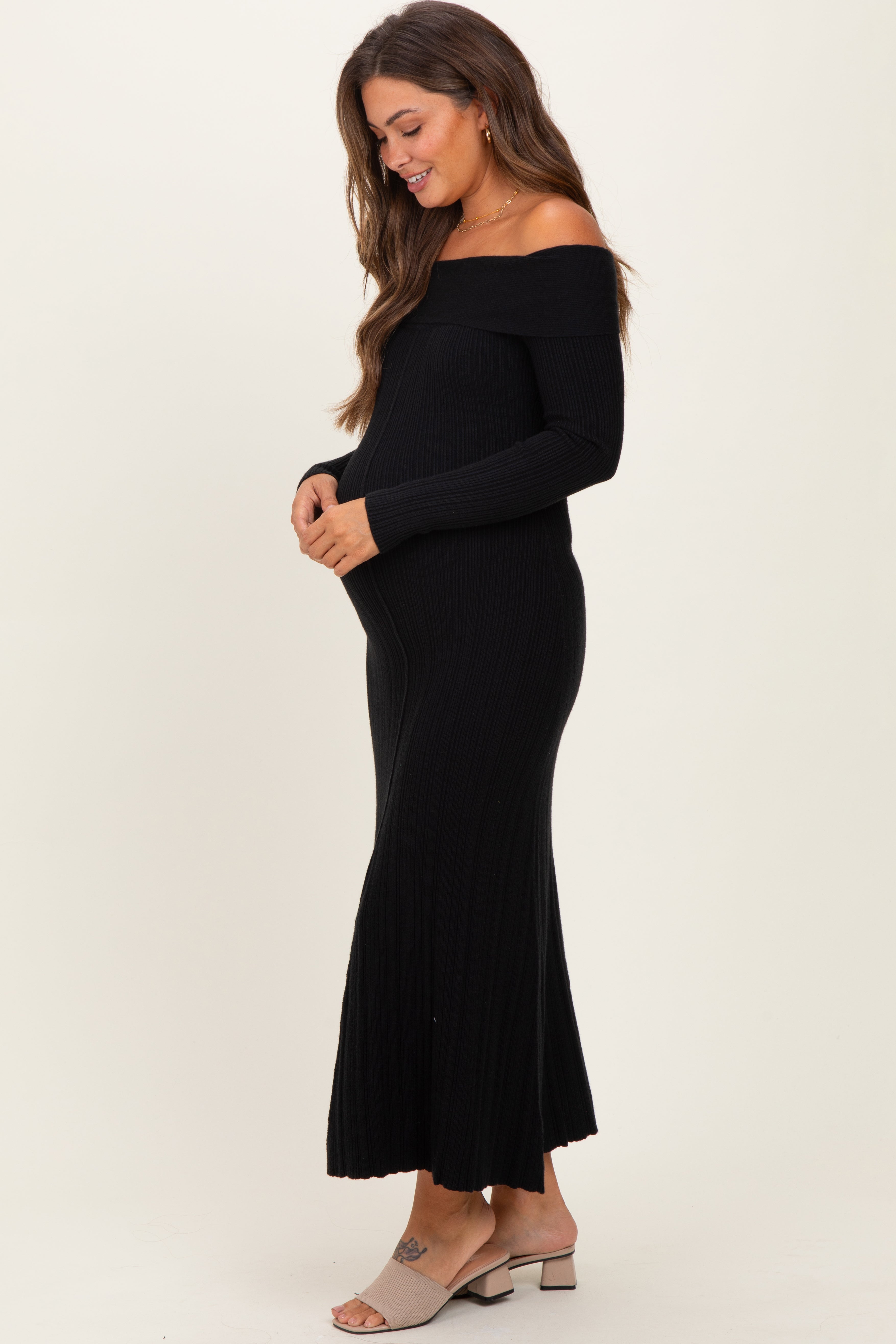 Schwarzes Umstands-Midikleid aus Rippstrick mit Off-Shoulder-Ausschnitt