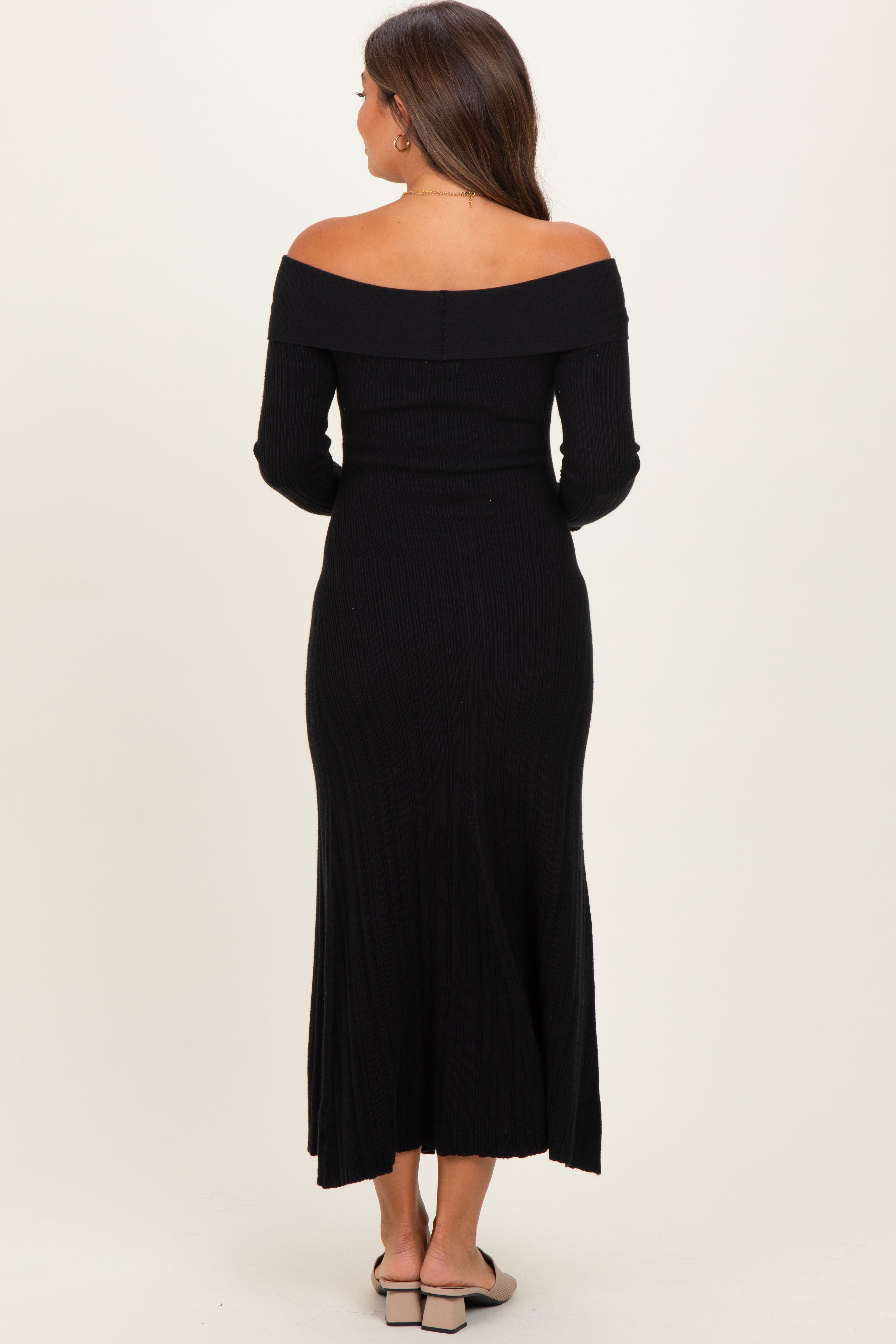 Schwarzes Umstands-Midikleid aus Rippstrick mit Off-Shoulder-Ausschnitt