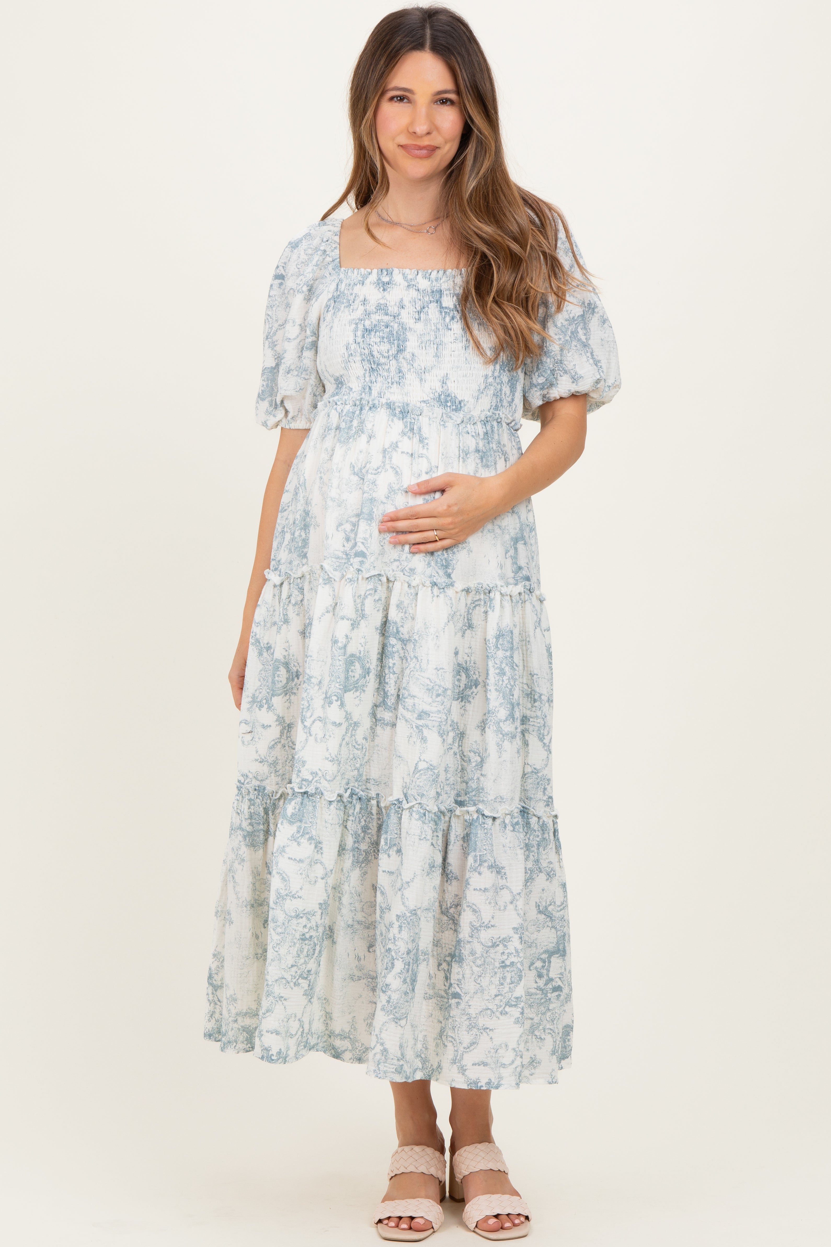 Blaues gestuftes Umstands-Maxikleid mit Vintage-Blumenmuster und Puffärmeln