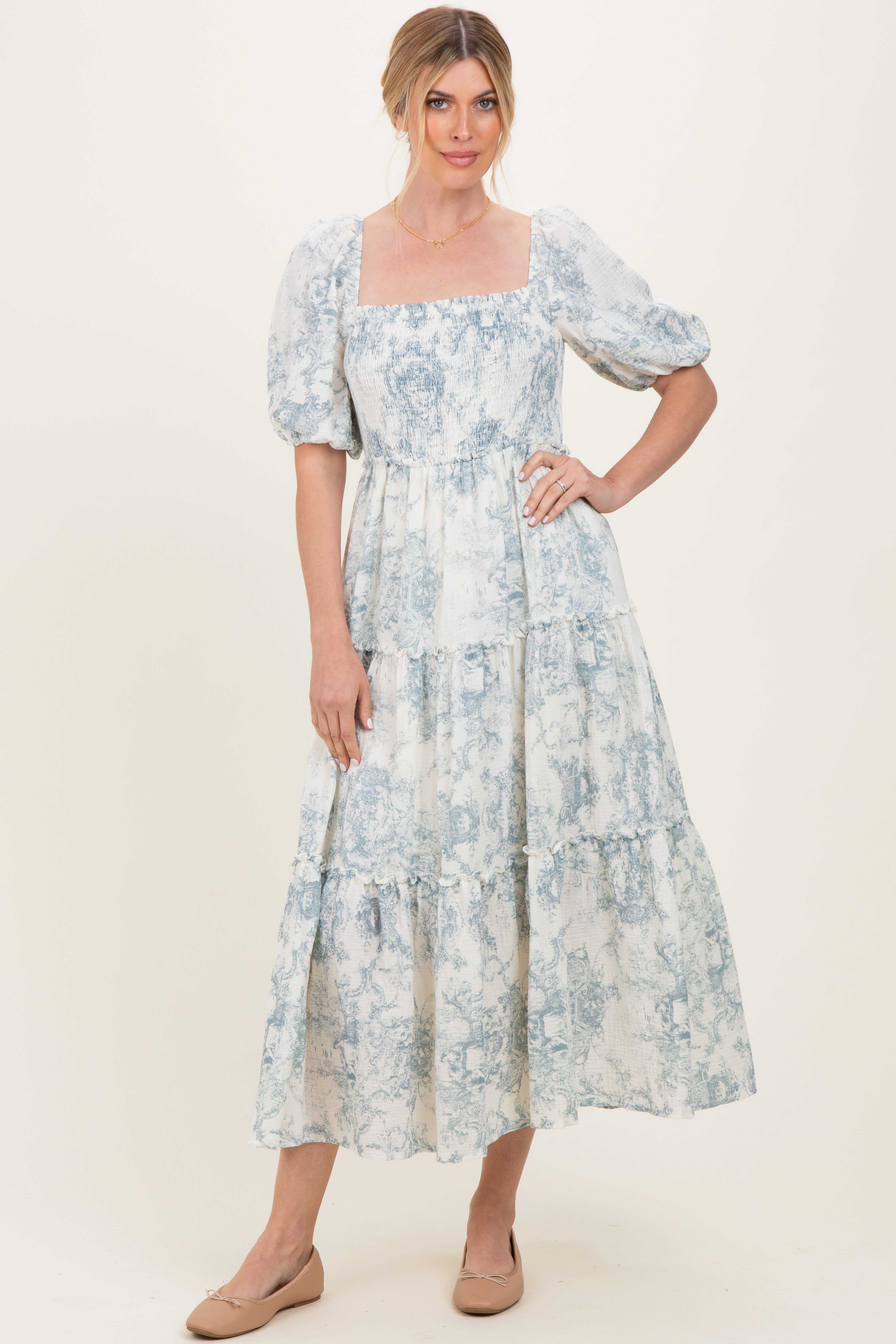 Blaues gestuftes Umstands-Maxikleid mit Vintage-Blumenmuster und Puffärmeln