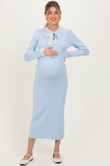 Geripptes Umstands-Strickkleid mit Bindekragen