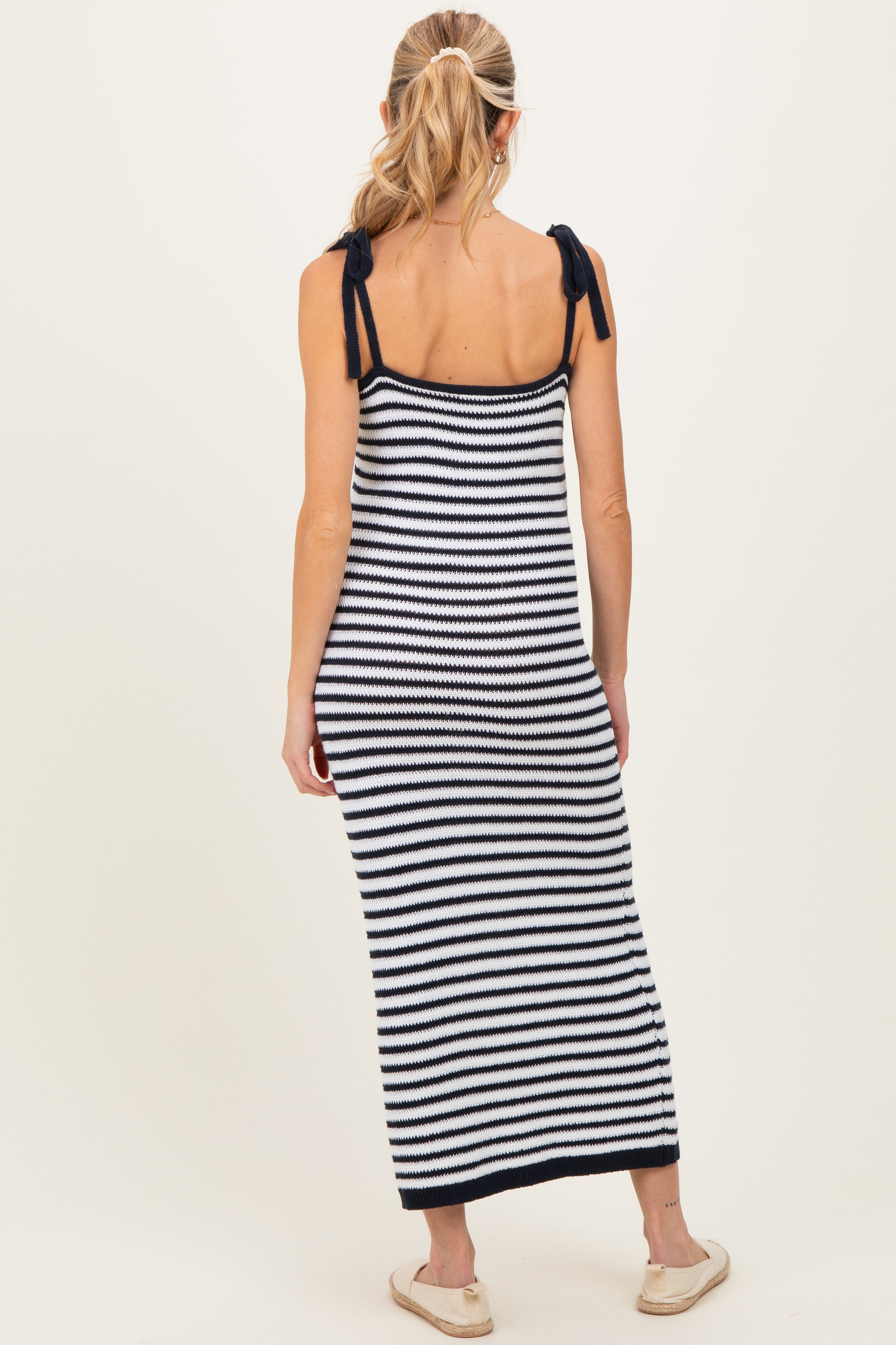 Gestreiftes Umstands-Maxikleid aus Strick mit Schulterbändern in Marineblau