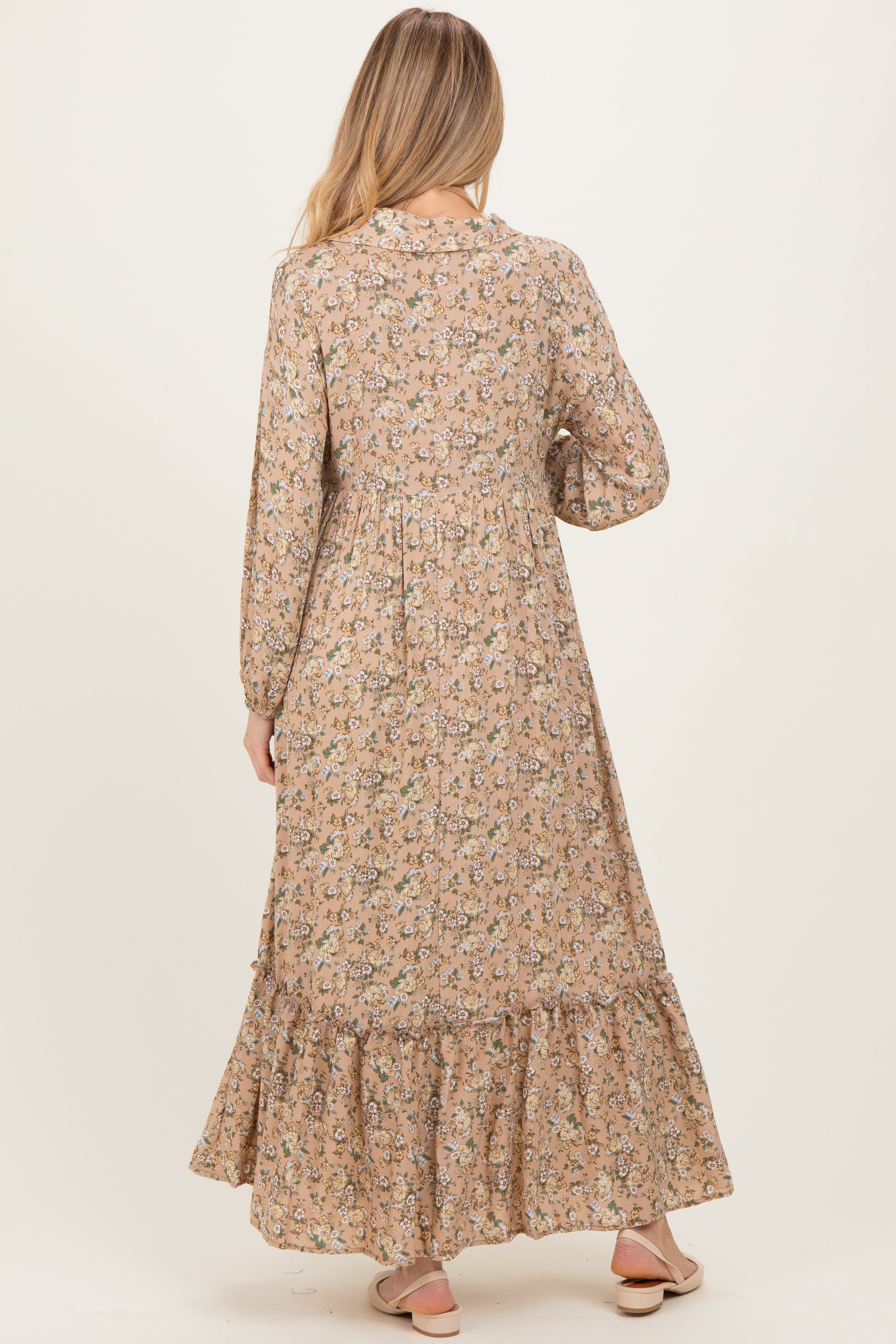 Senfgelbes geblümtes langärmliges Umstandsmaxikleid mit Knopfleiste und Kragen