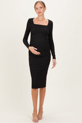 Geripptes Umstands-Midikleid mit Raffung in Schwarz