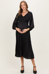 Umstands-Midikleid aus Satin mit Smok-Oberteil und Plisseefalten
