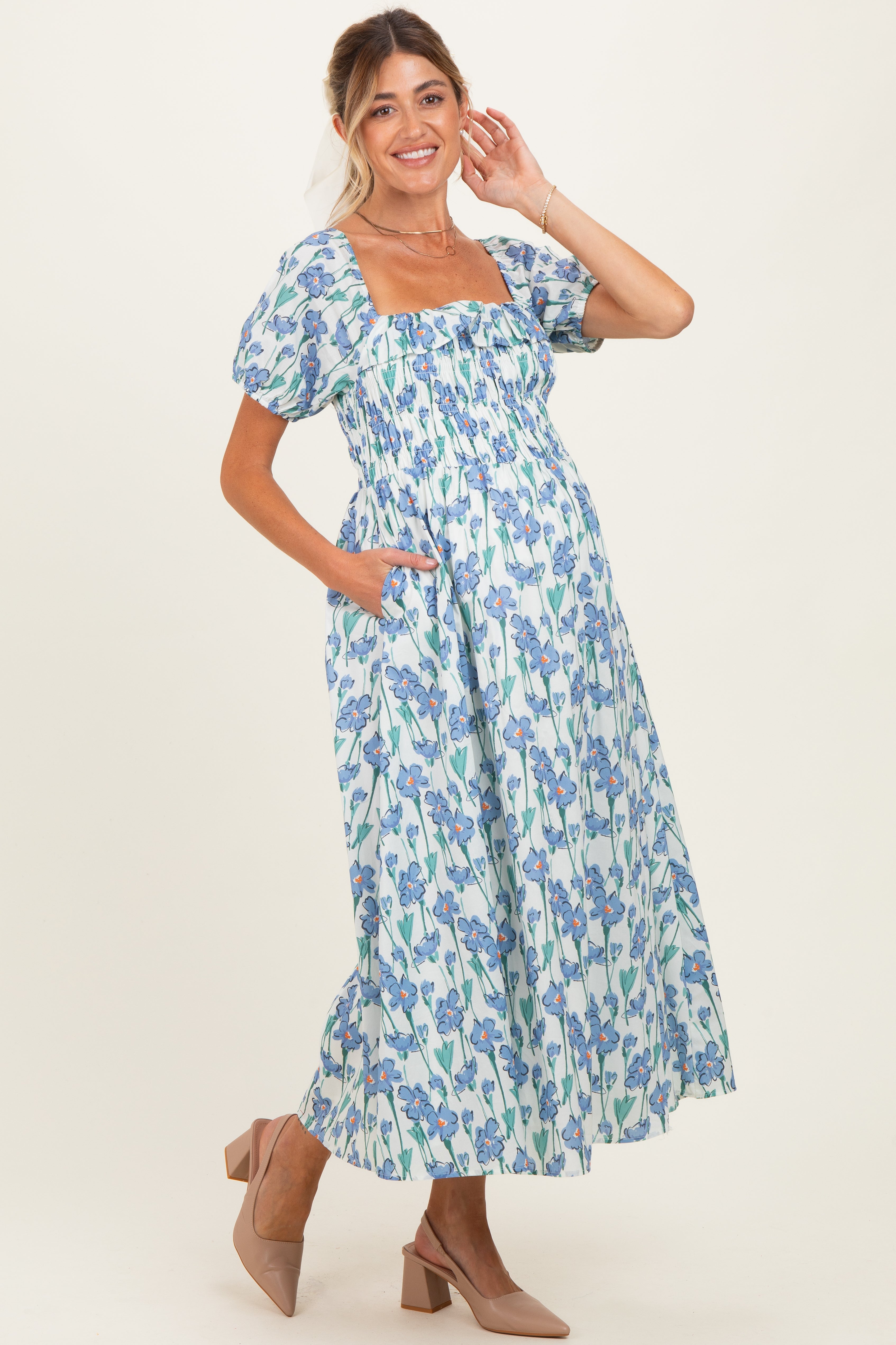 Umstands-Midikleid mit Blumenmuster, Smok-Einsatz und Rüschen