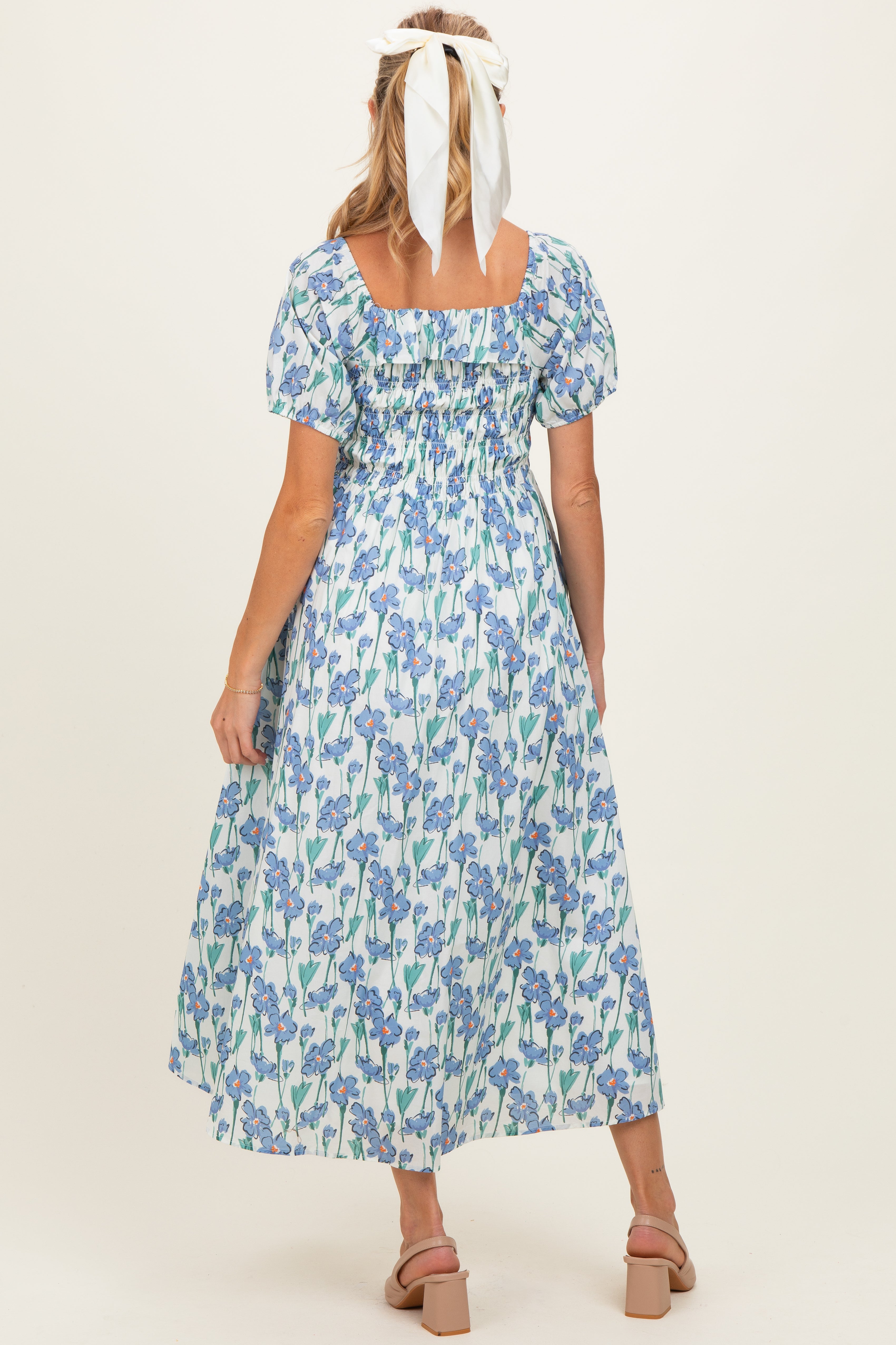Umstands-Midikleid mit Blumenmuster, Smok-Einsatz und Rüschen