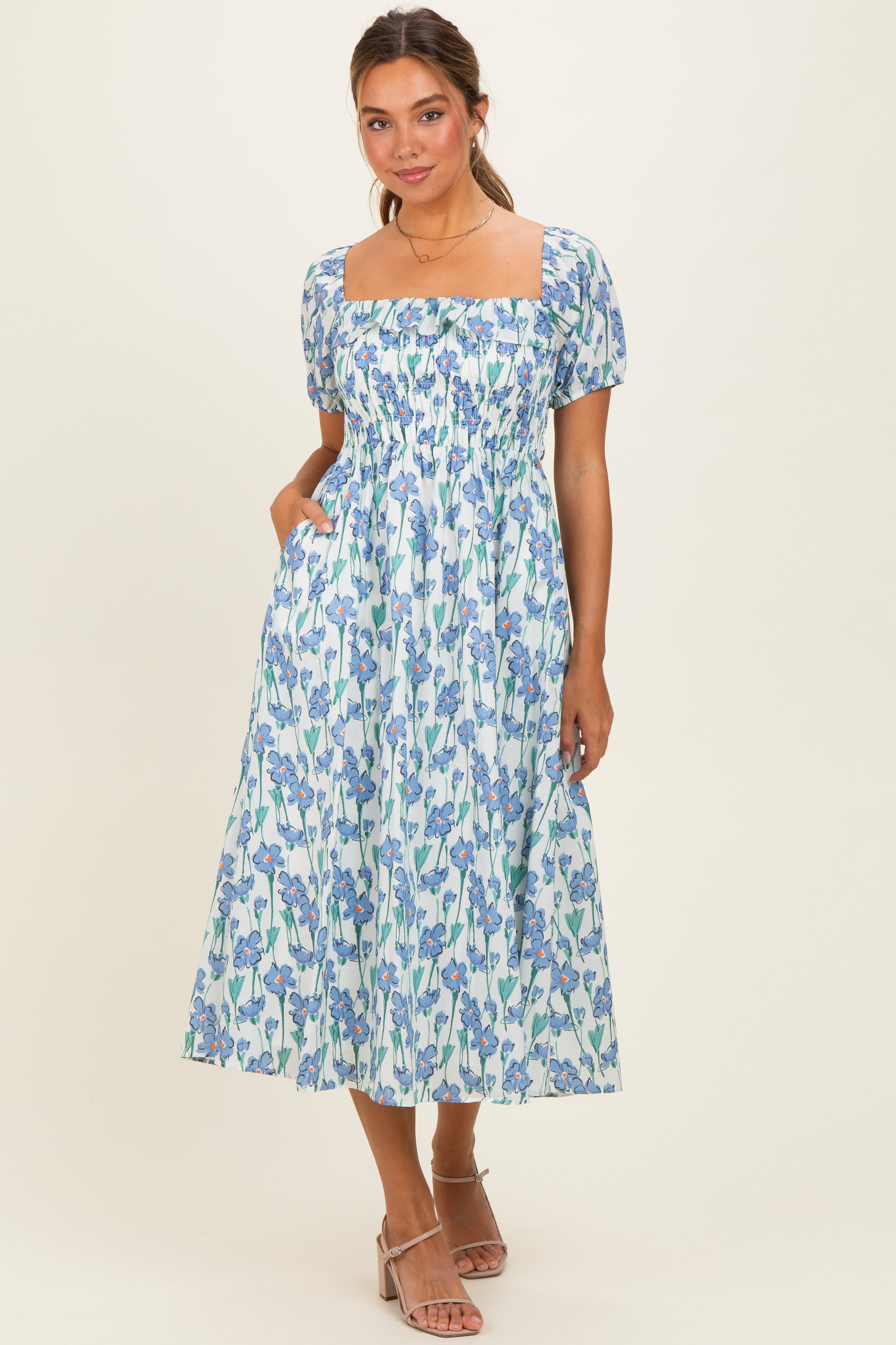 Umstands-Midikleid mit Blumenmuster, Smok-Einsatz und Rüschen