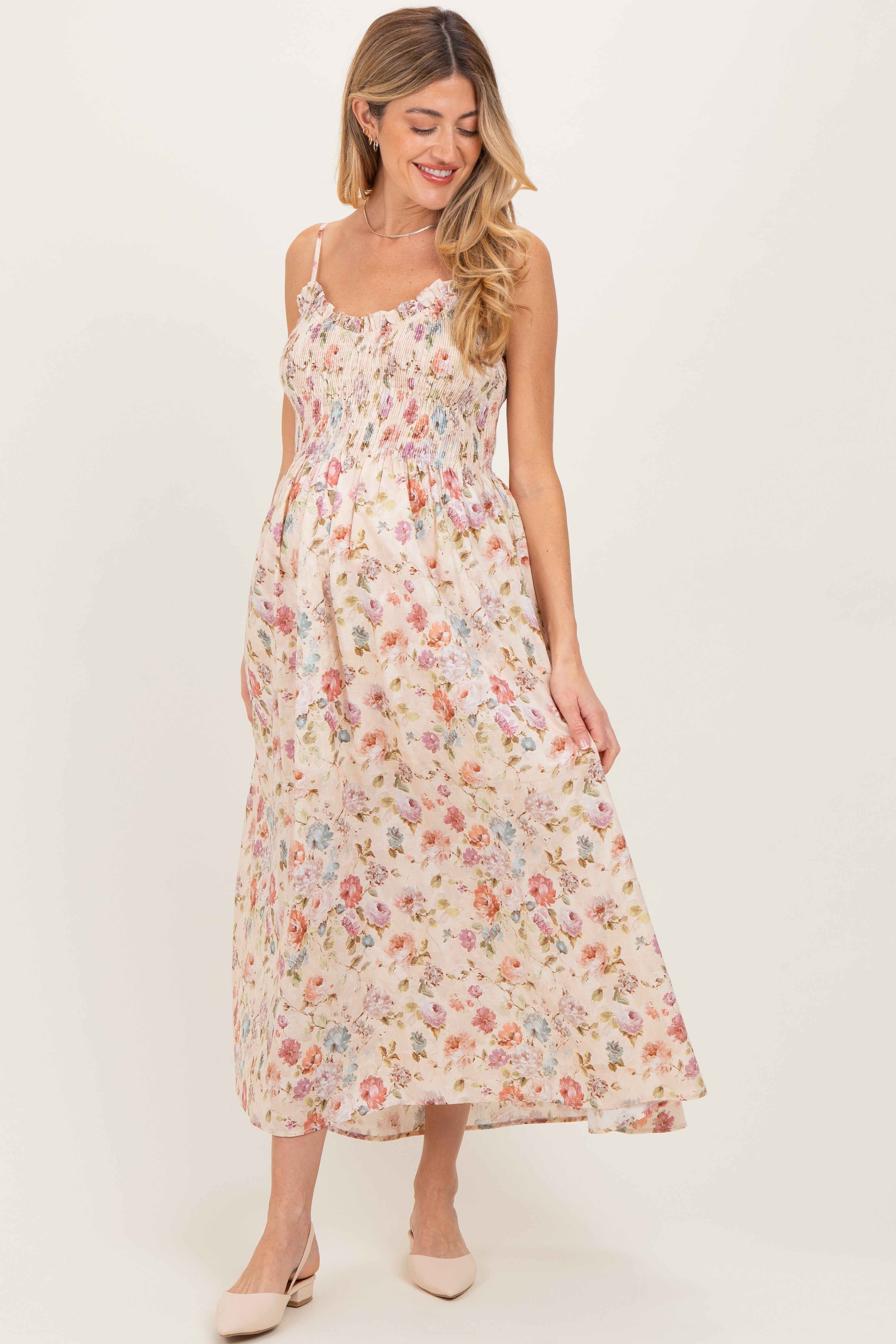Cremefarbenes geblümtes Umstands-Midikleid mit Smok-Detail und Rüschen