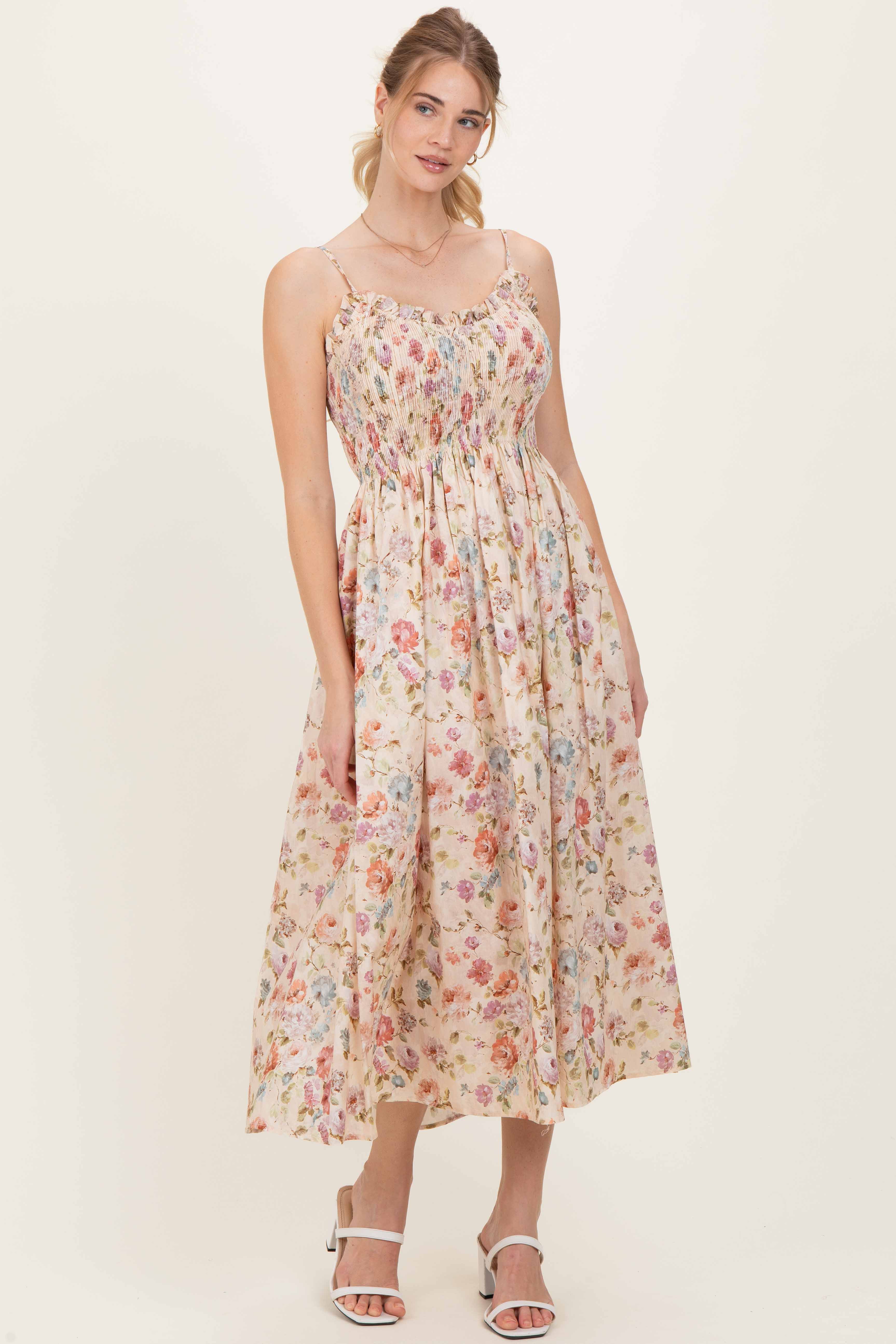 Cremefarbenes geblümtes Umstands-Midikleid mit Smok-Detail und Rüschen