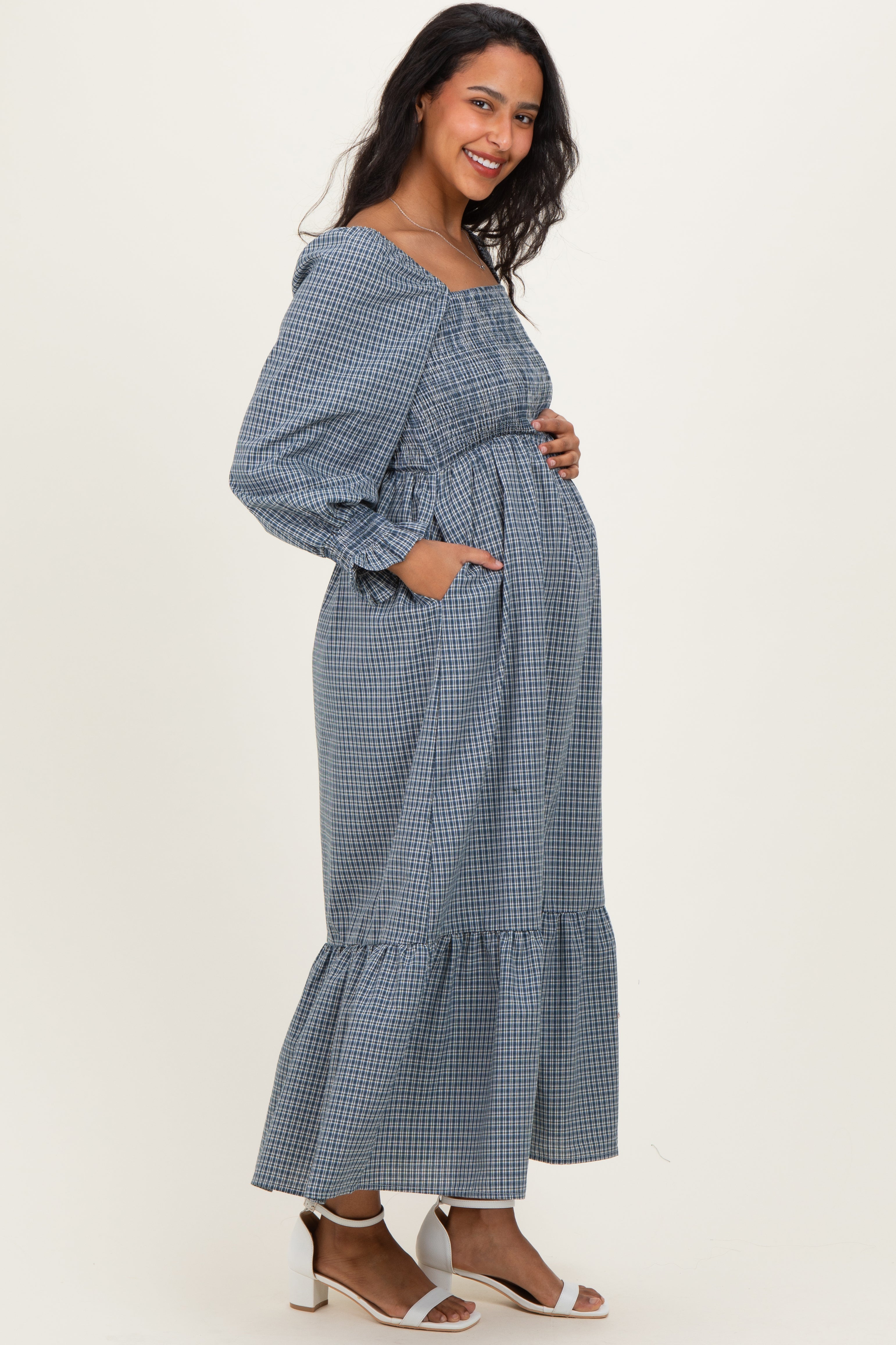 Umstandsmaxikleid mit Karomuster, eckigem Ausschnitt und langen Ärmeln in Staubblau