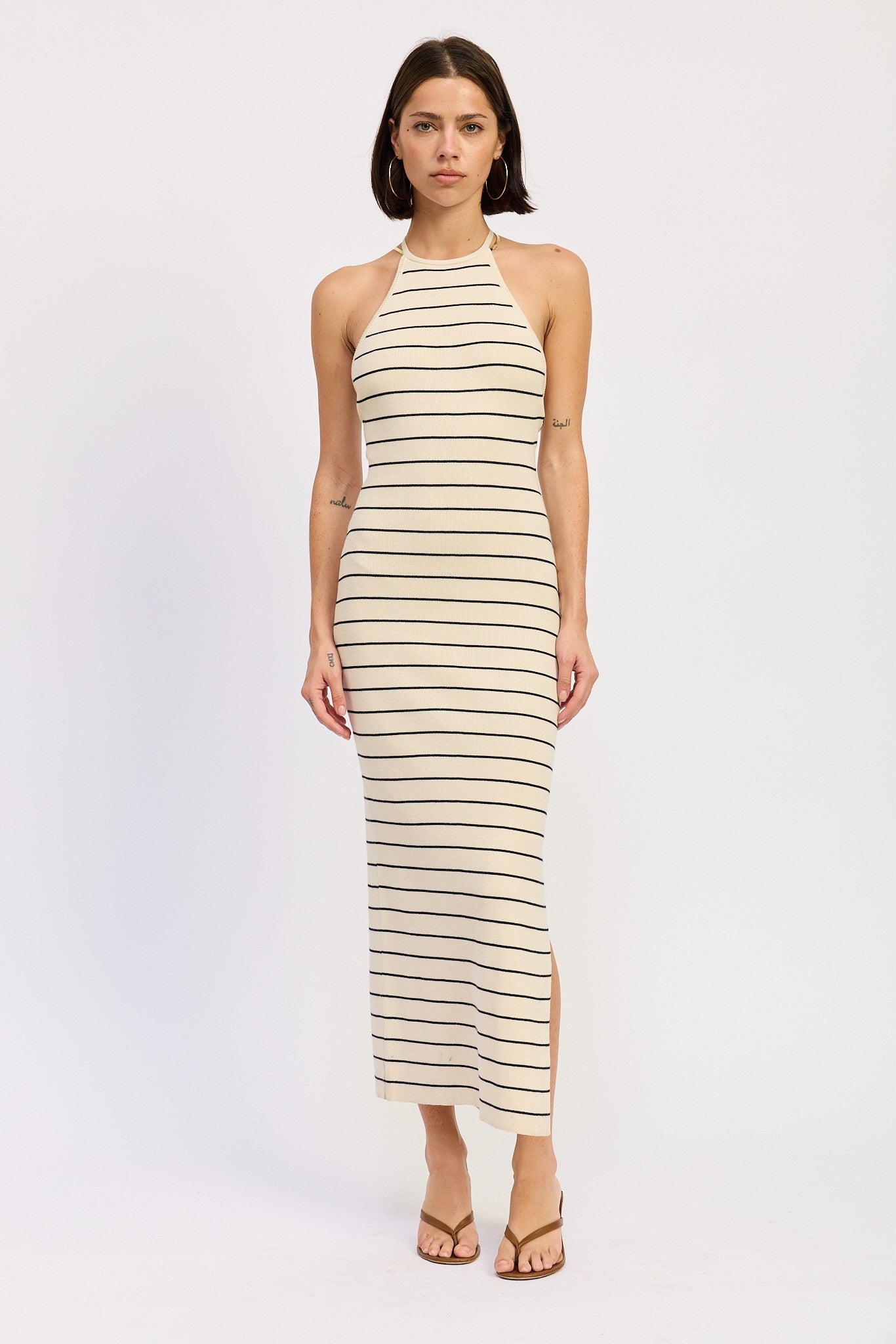 Cremefarbenes gestreiftes Umstands-Midikleid mit Neckholder und offenem Rücken