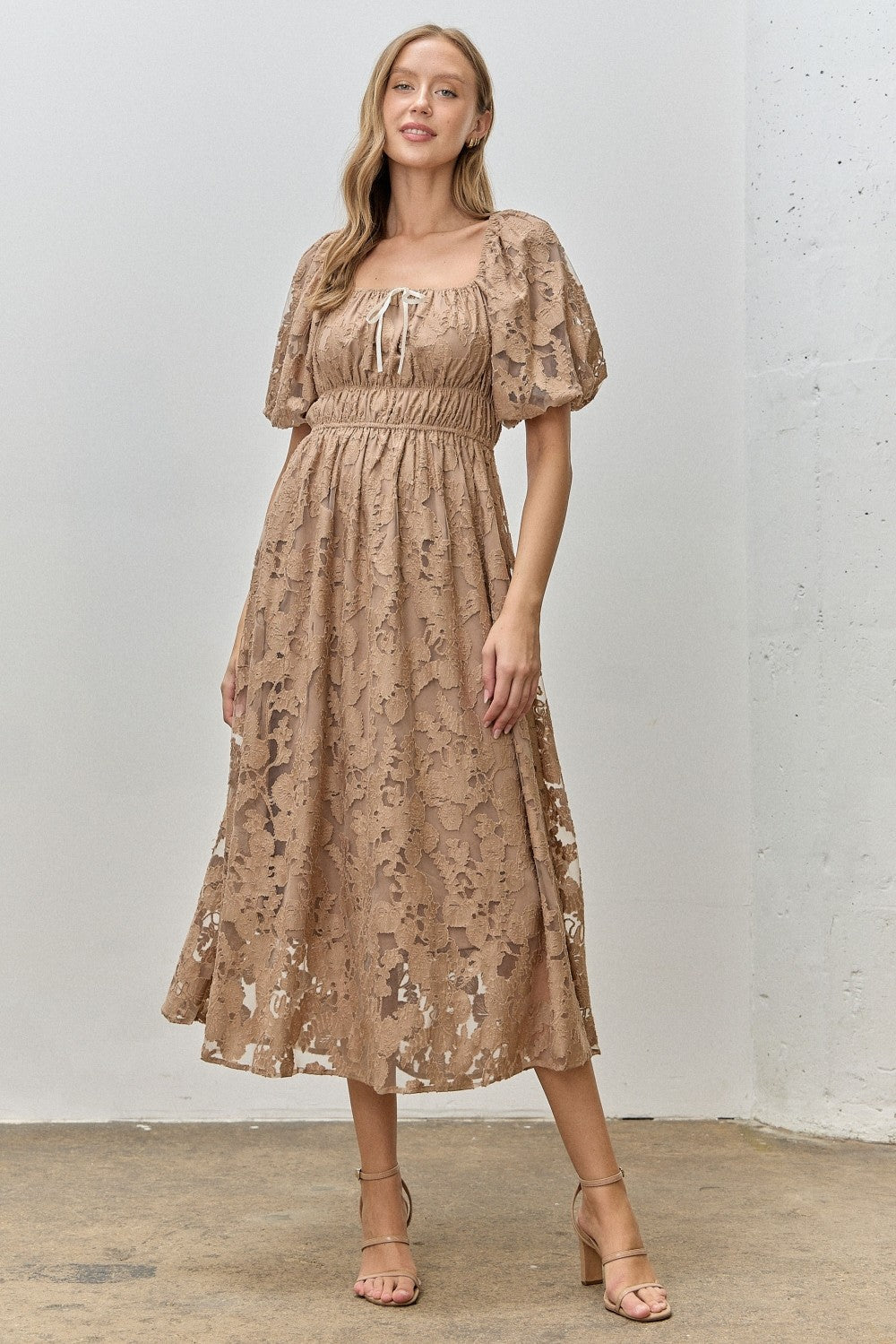Mokkafarbenes Umstands-Midikleid aus Spitze mit Puffärmeln