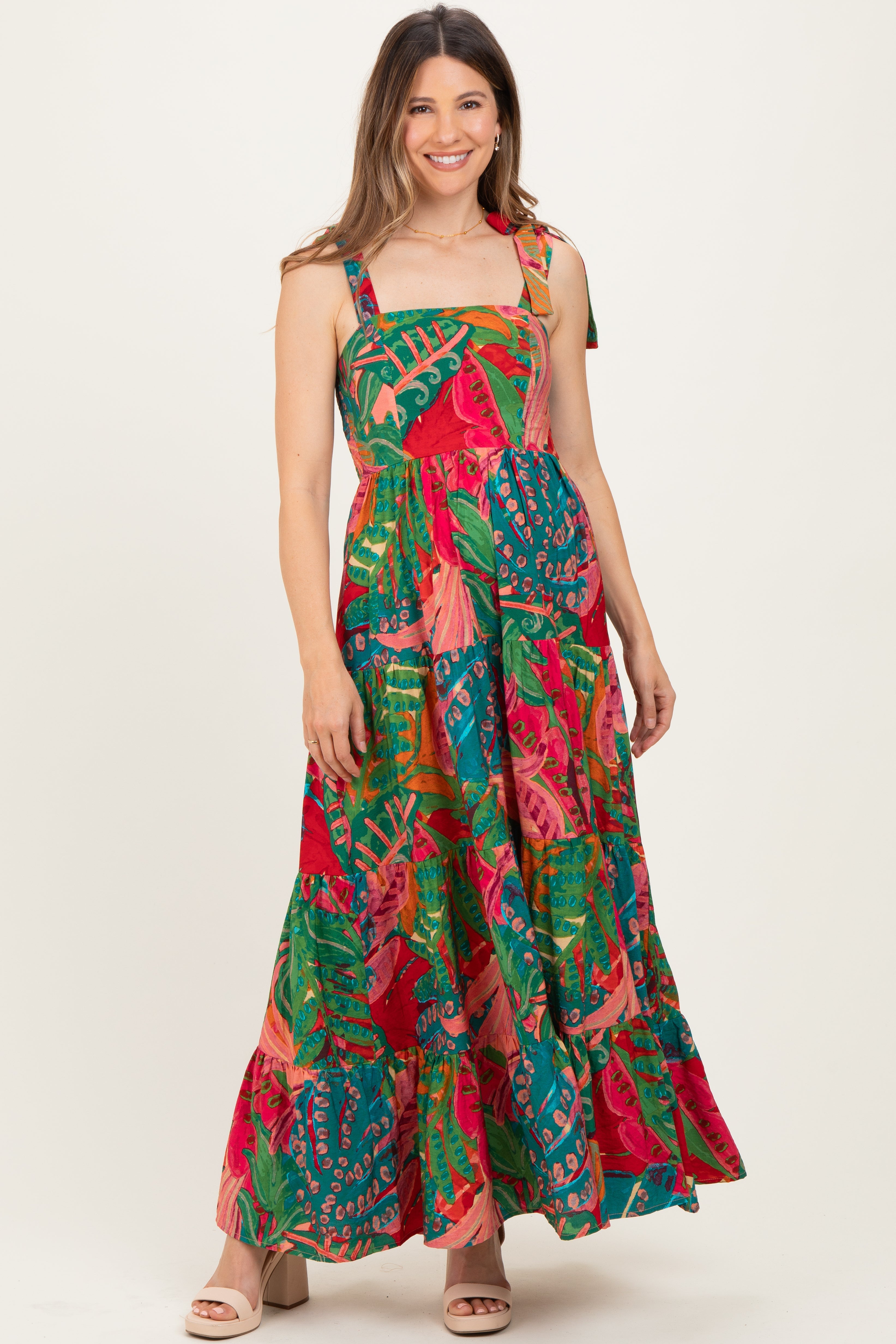 Grünes gestuftes Umstands-Maxikleid mit Print und Schulterbändern