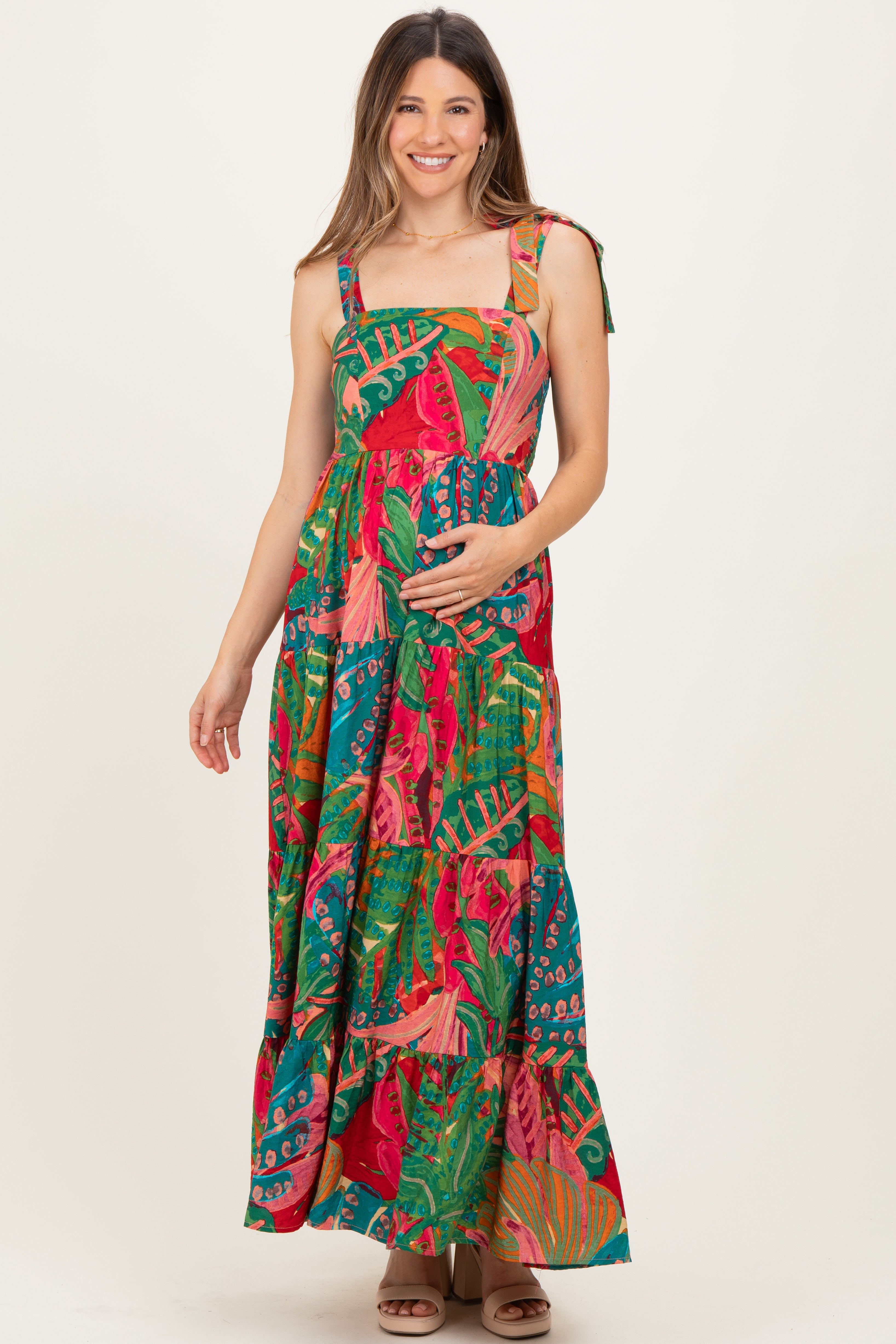 Grünes gestuftes Umstands-Maxikleid mit Print und Schulterbändern