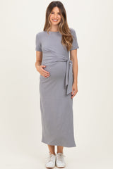 Graues Umstands-Maxikleid mit kurzen Ärmeln, Taillenband und Seitenschlitz