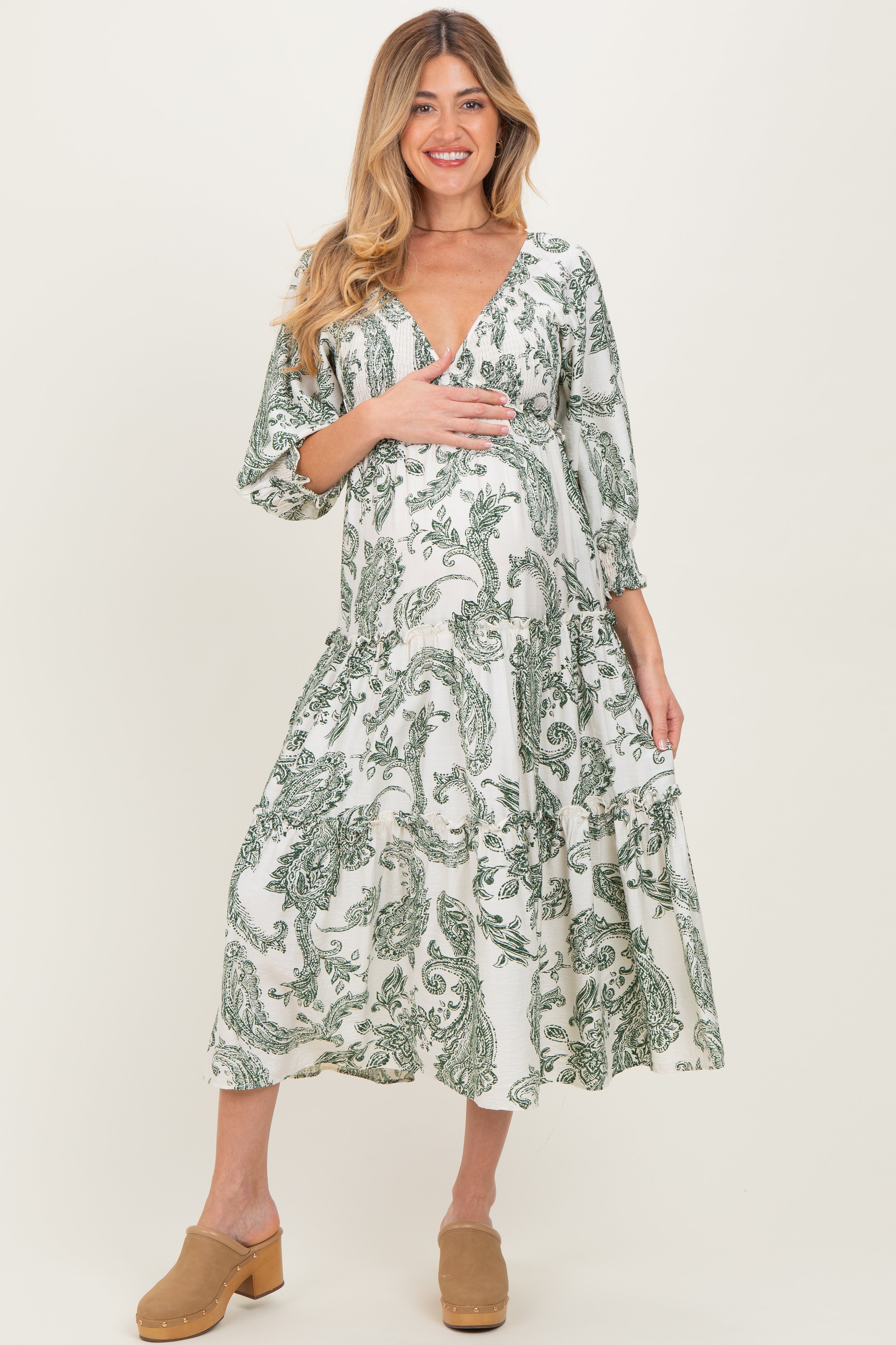 Olivfarbenes Umstands-Midikleid mit Damastmuster, Smok-Detail und Stufenrüschen