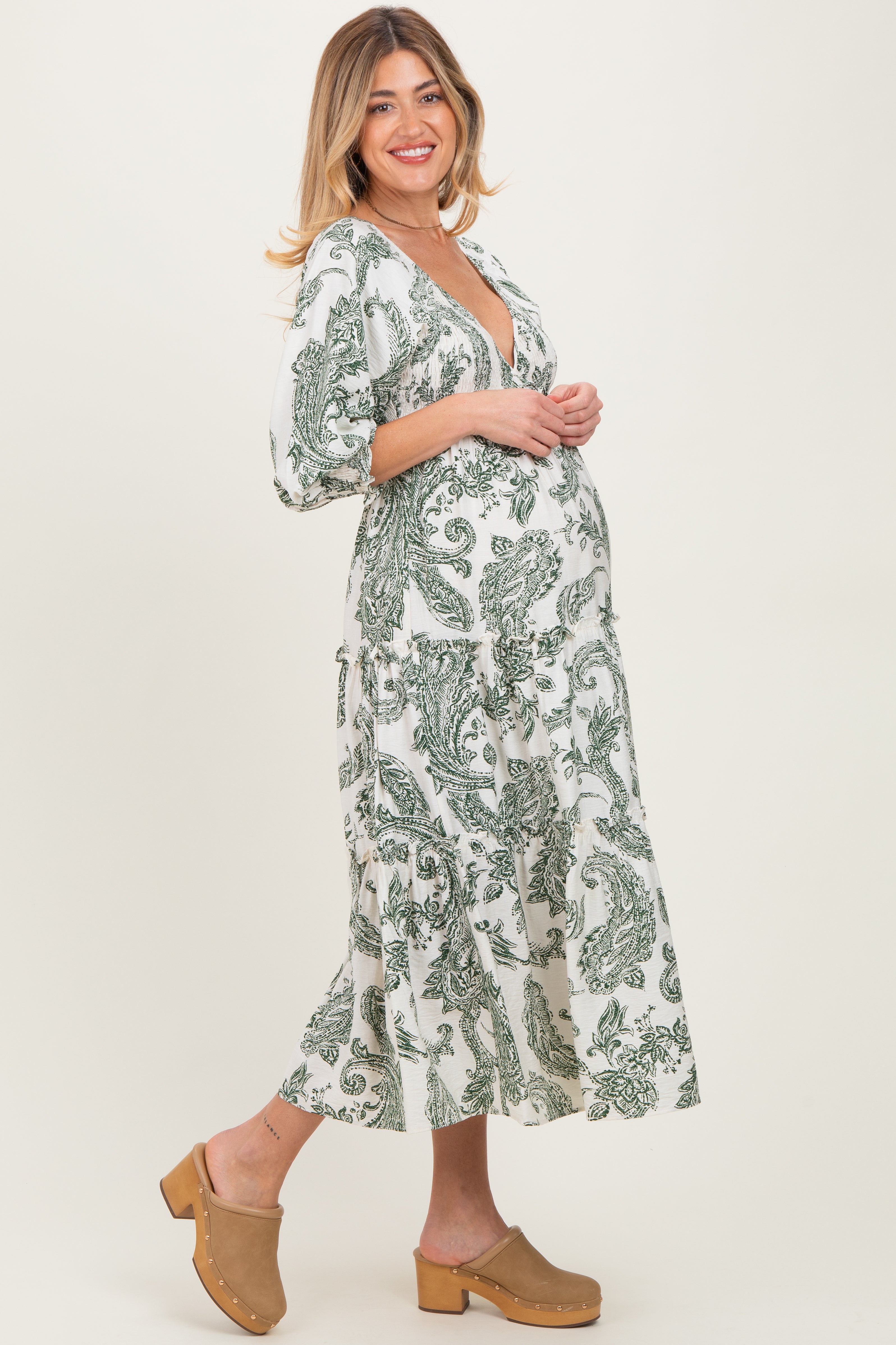 Olivfarbenes Umstands-Midikleid mit Damastmuster, Smok-Detail und Stufenrüschen