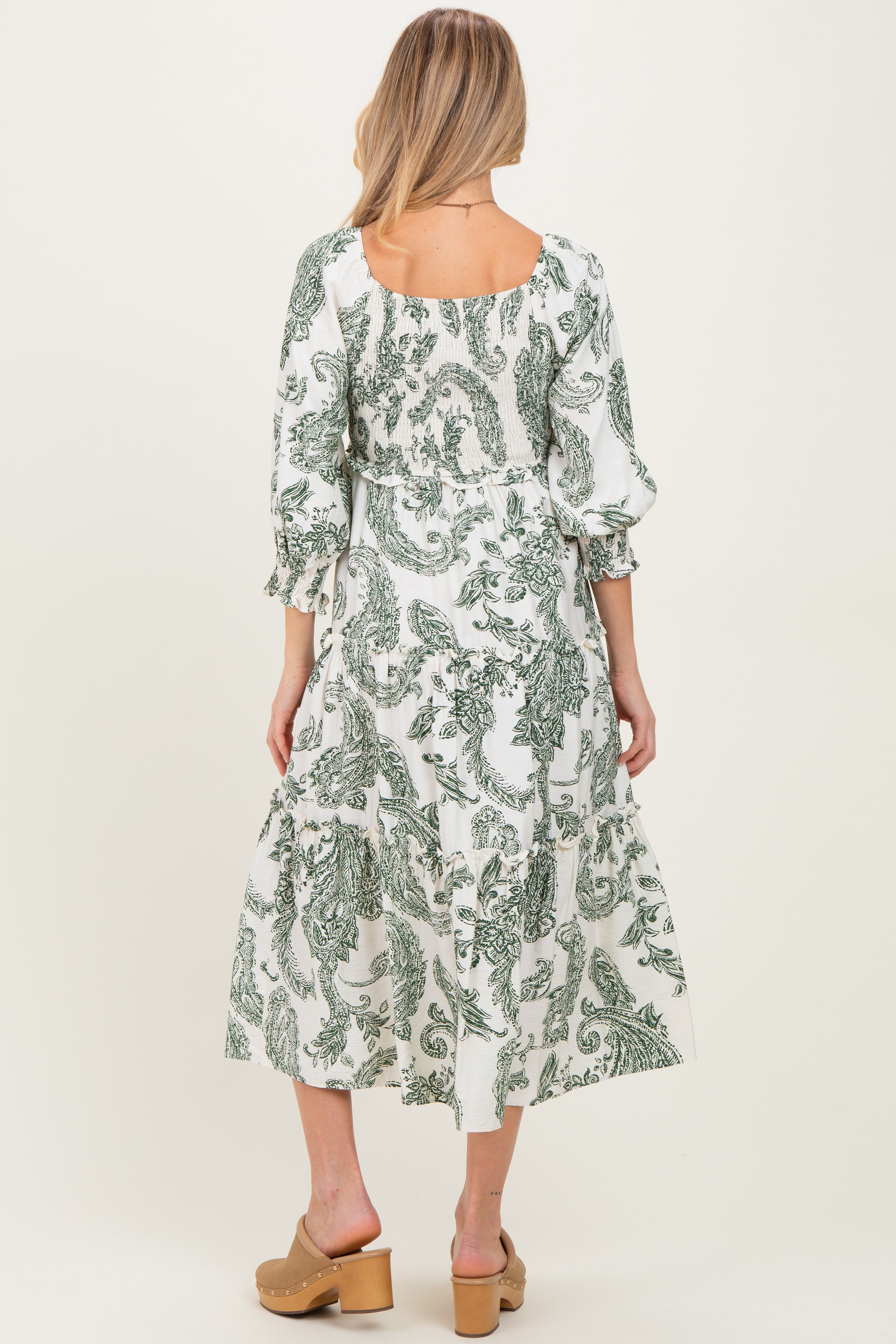 Olivfarbenes Umstands-Midikleid mit Damastmuster, Smok-Detail und Stufenrüschen