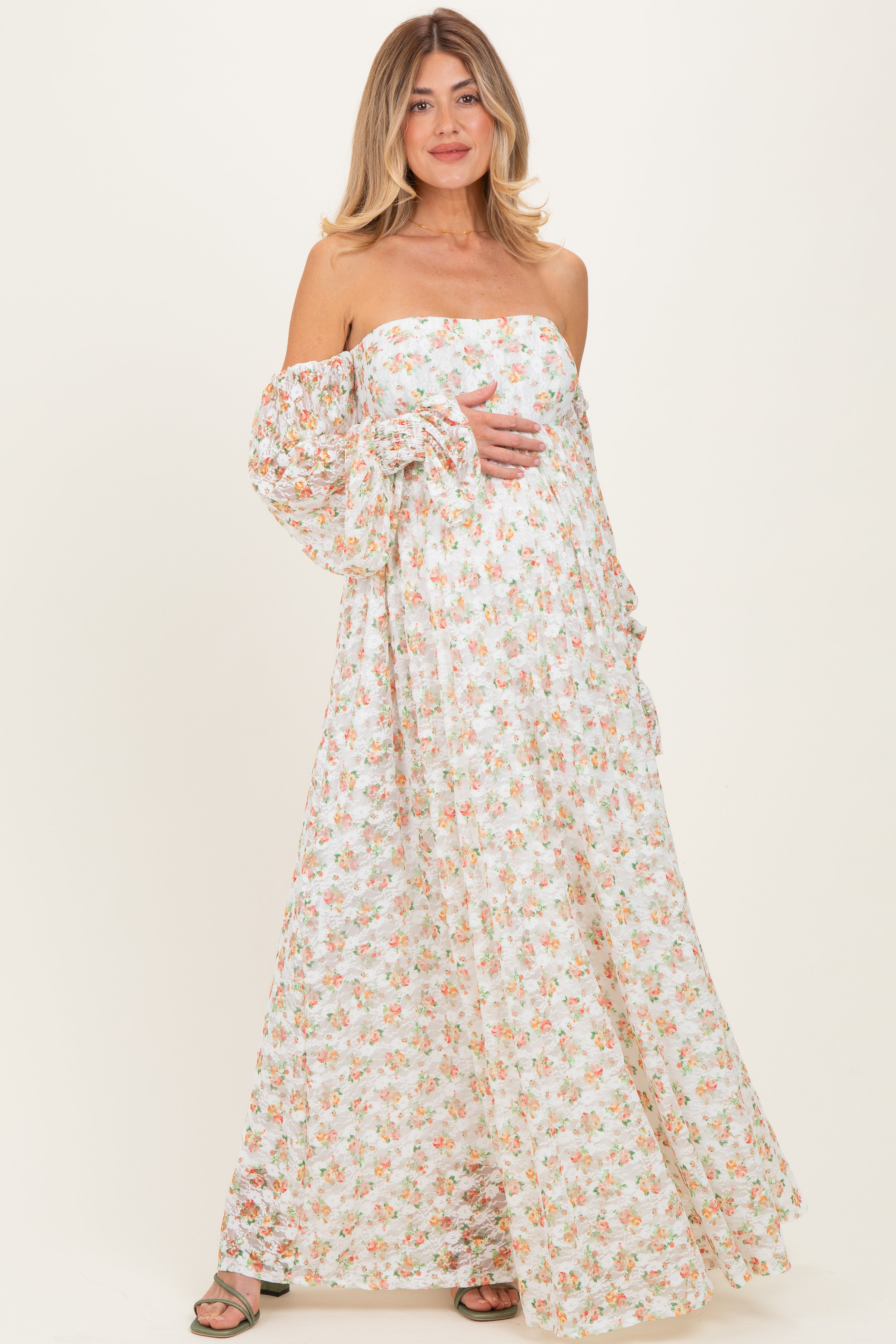 Geblümtes Umstands-Maxikleid mit Spitze, Smok-Design und schulterfreien Langärmeln in Orange
