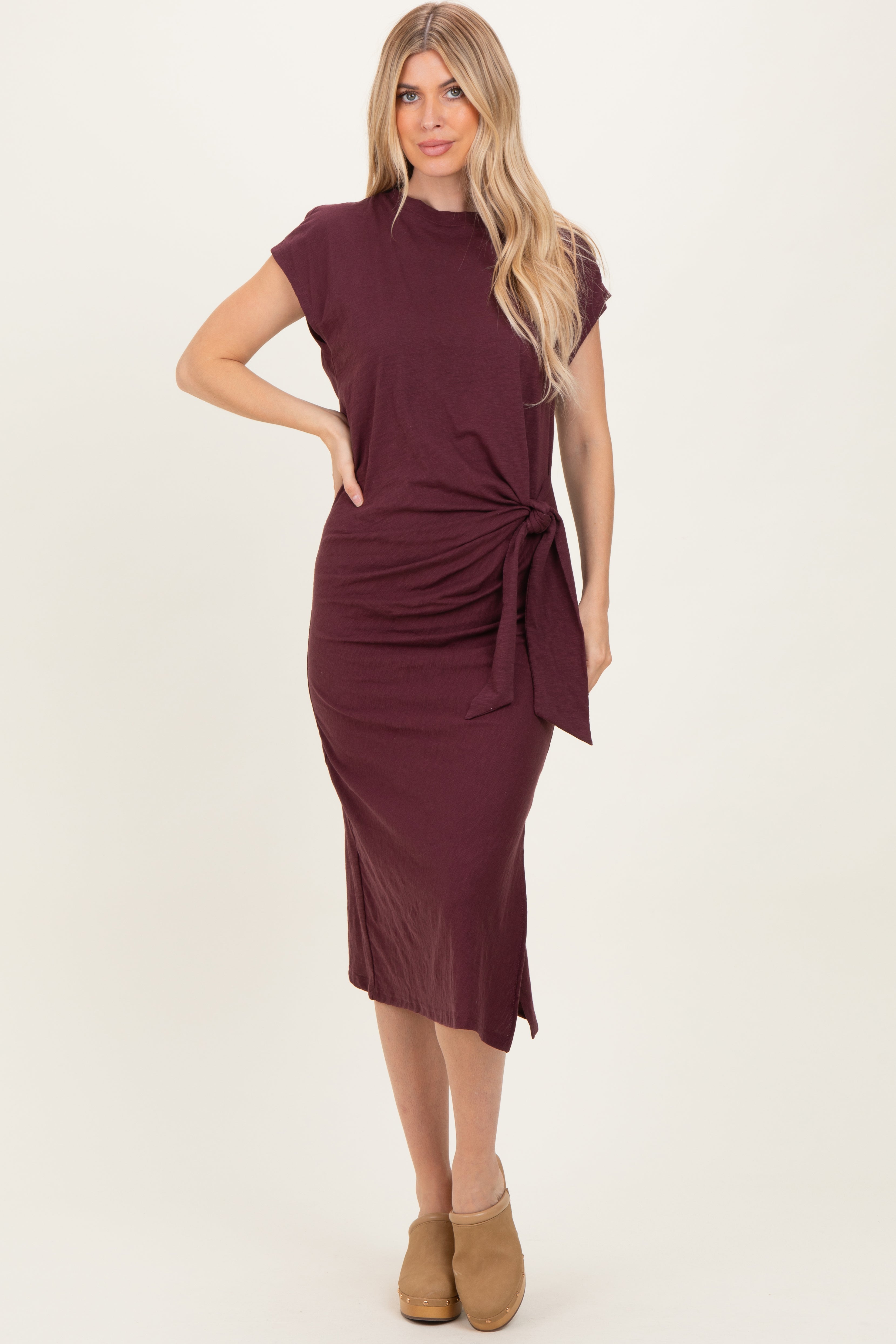 Weinrotes Umstands-Midikleid mit seitlicher Schnürung und Seitenschlitz
