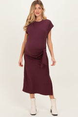 Weinrotes Umstands-Midikleid mit seitlicher Schnürung und Seitenschlitz