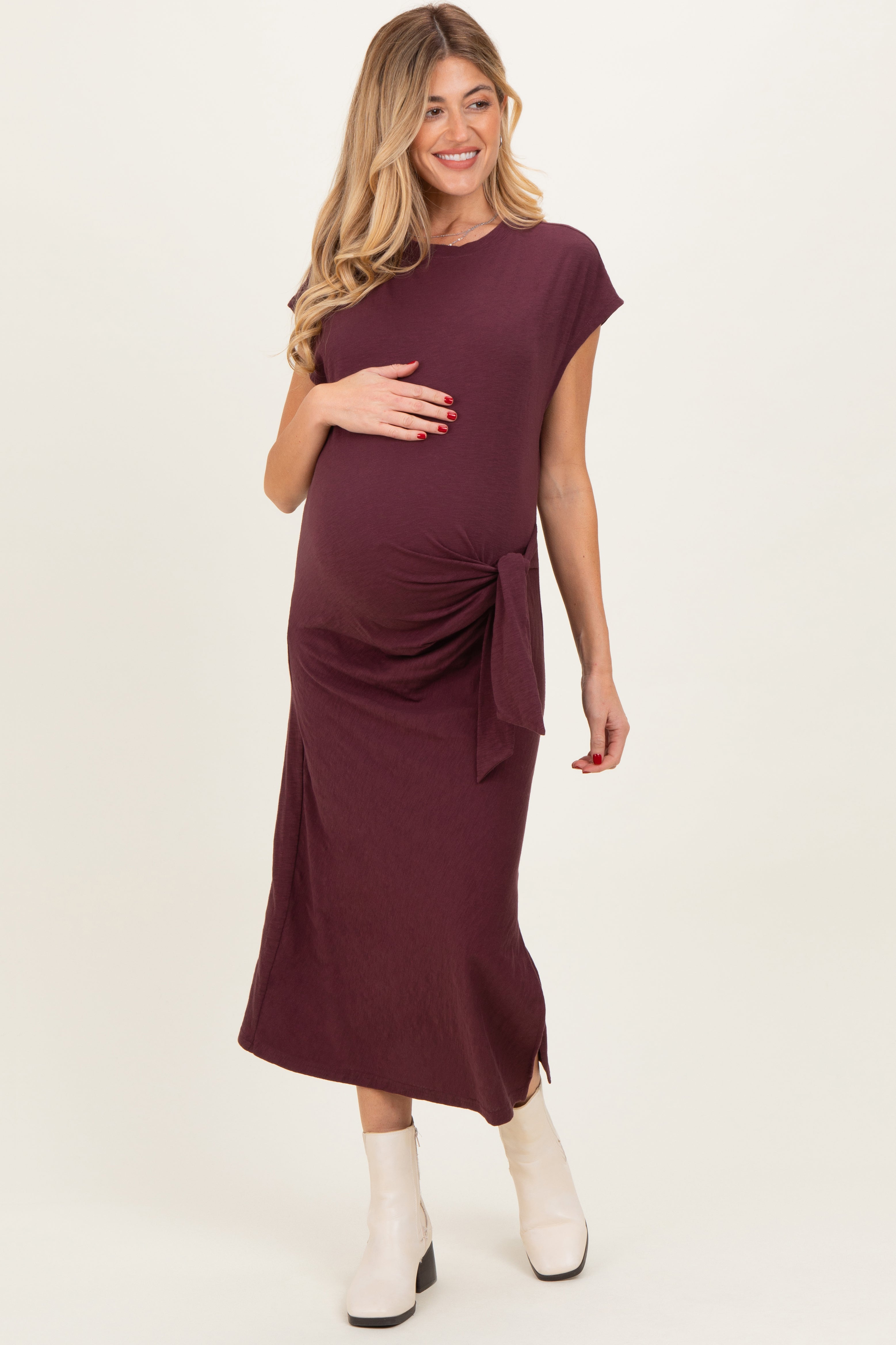 Weinrotes Umstands-Midikleid mit seitlicher Schnürung und Seitenschlitz