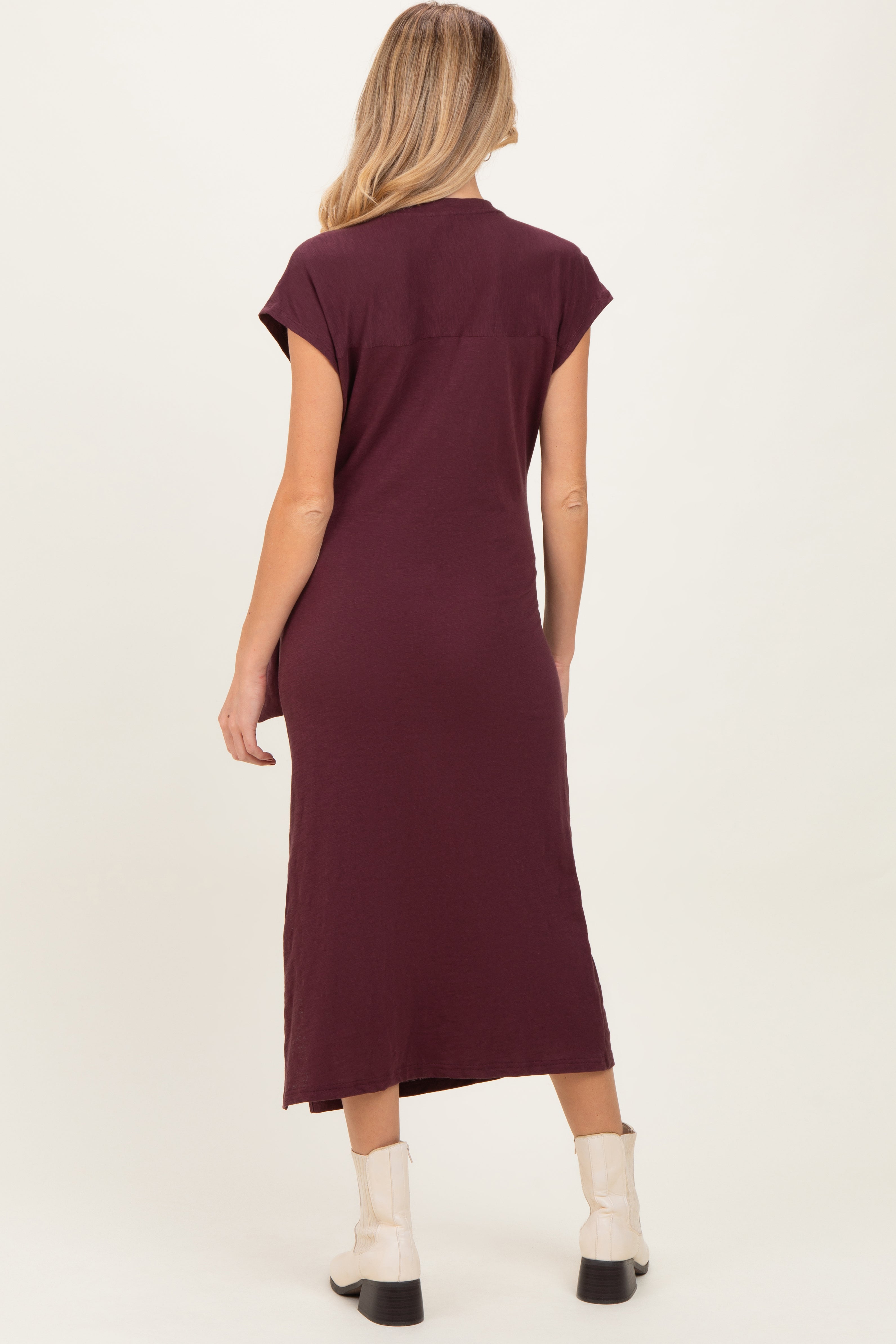 Weinrotes Umstands-Midikleid mit seitlicher Schnürung und Seitenschlitz