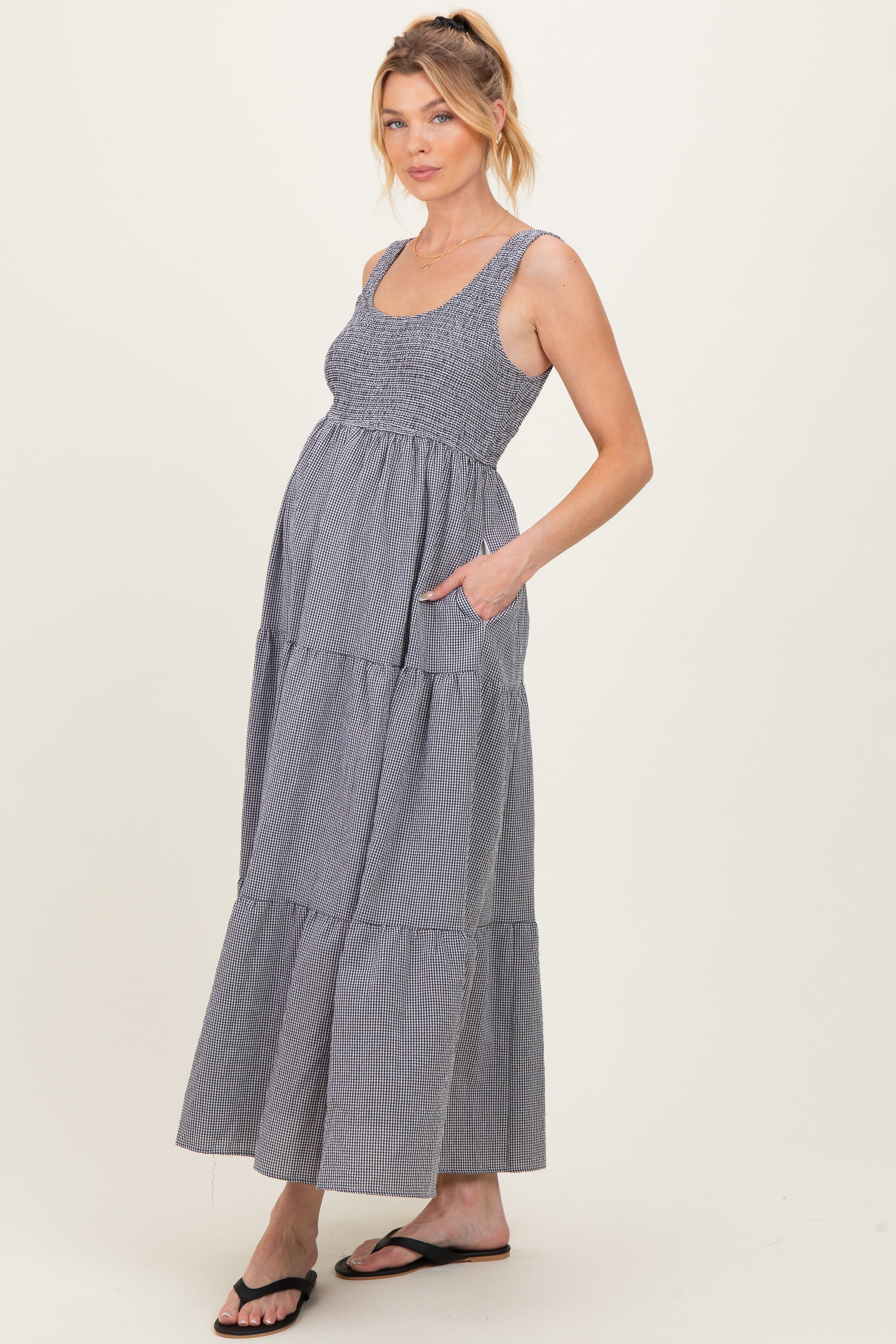 Umstandsmaxikleid mit Vichy-Karo und Smok-Oberteil in Schwarz