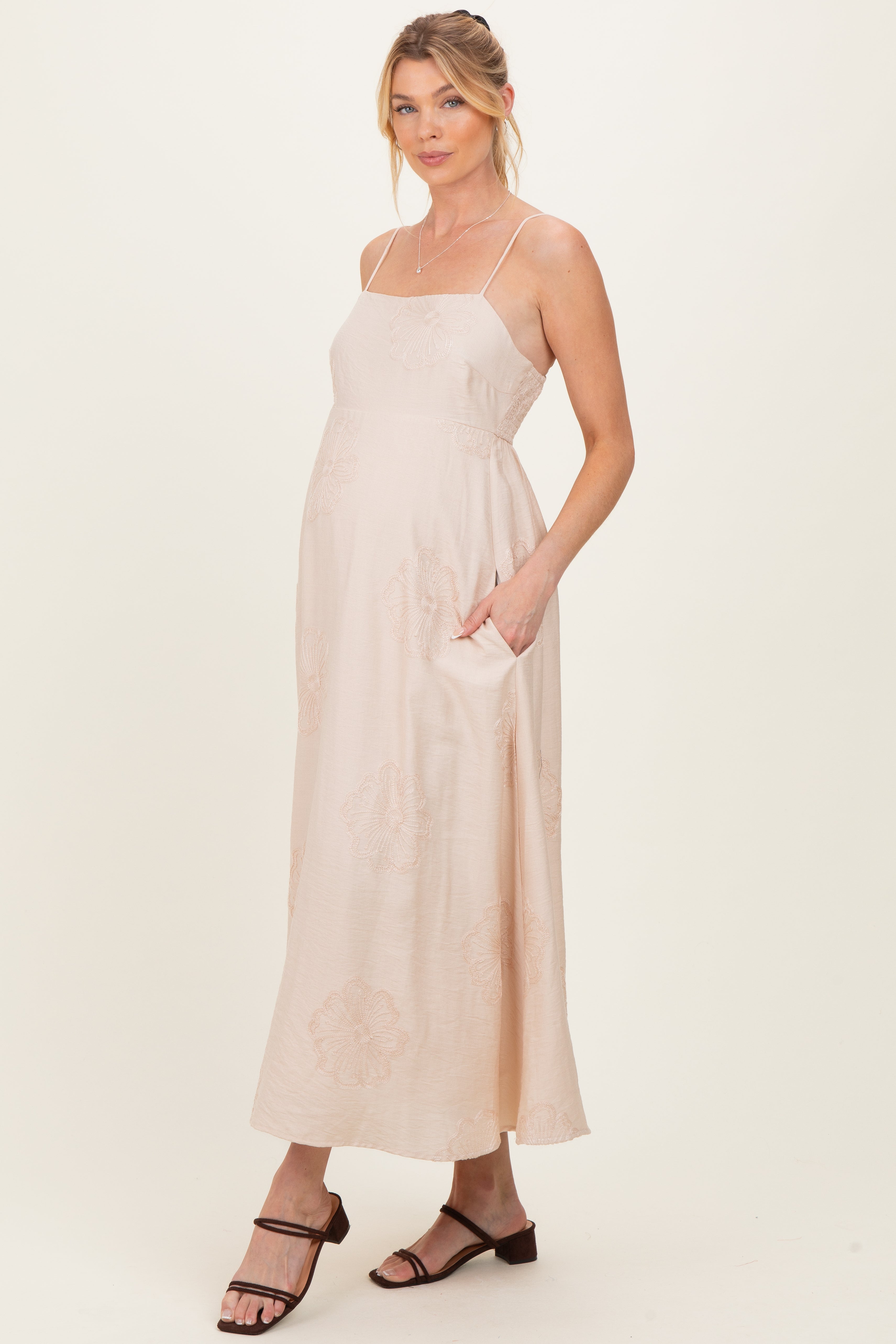Umstands-Midikleid mit Blütenstickerei in Beige