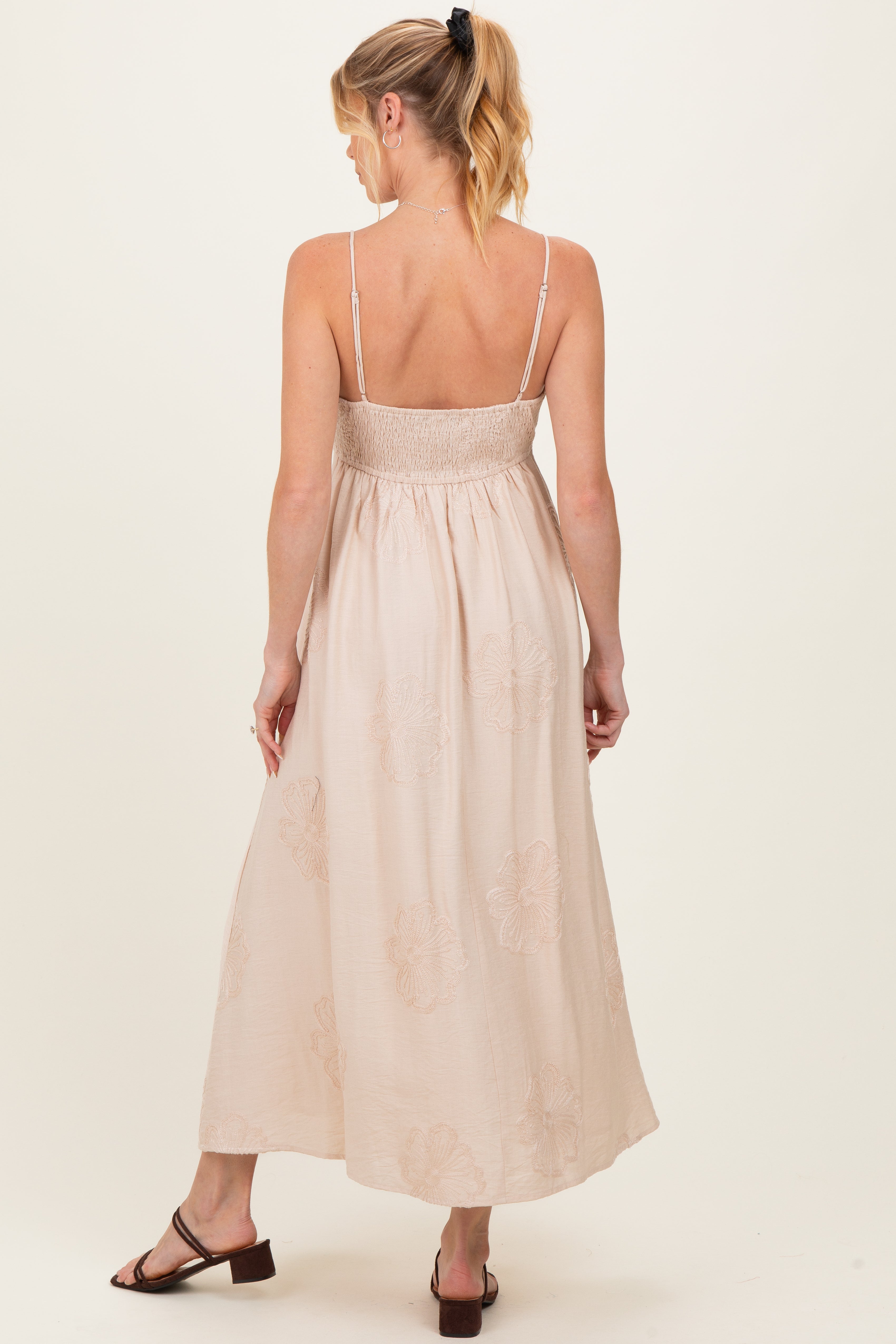 Umstands-Midikleid mit Blütenstickerei in Beige