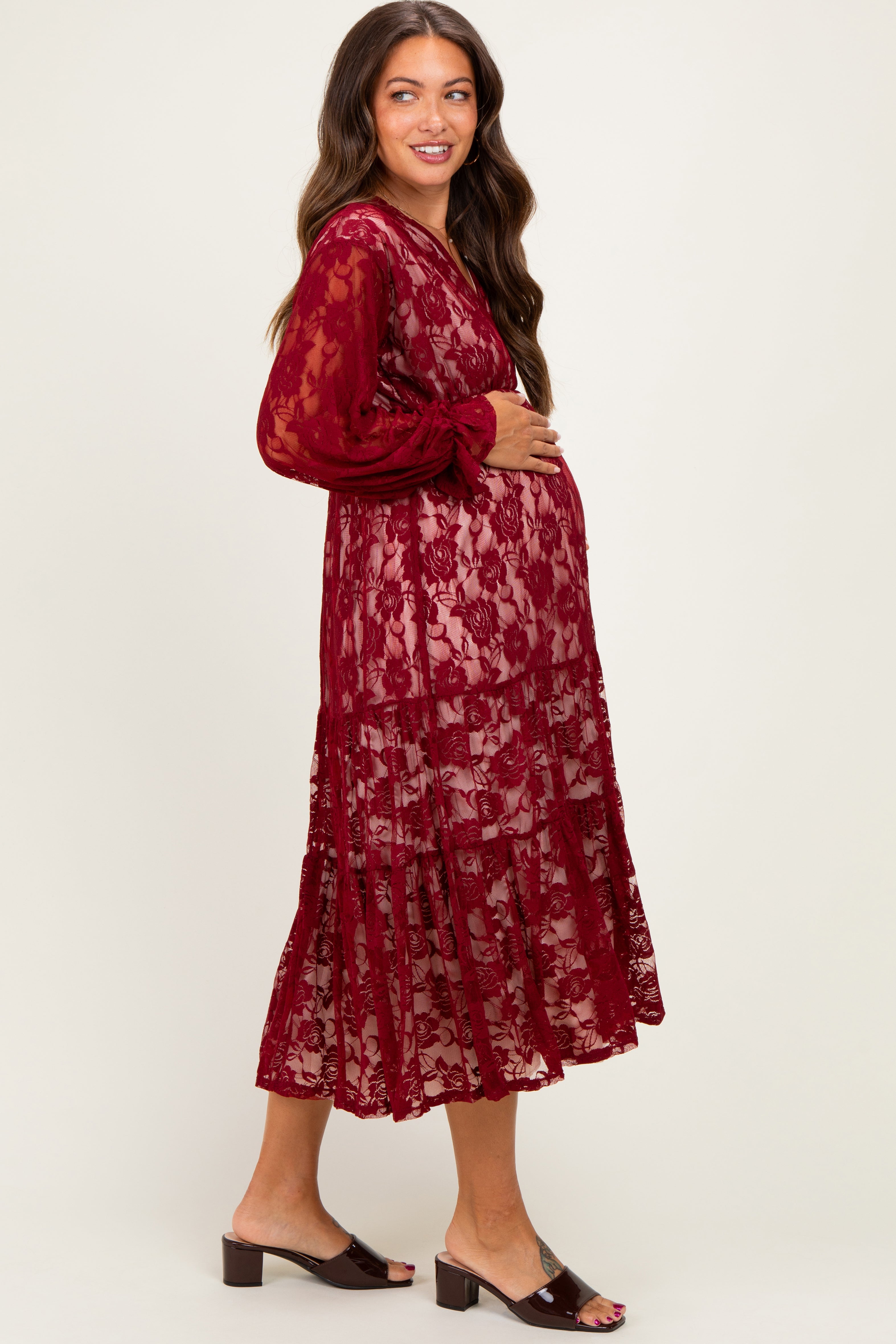 Umstands-Maxikleid aus Blumenspitze mit V-Ausschnitt und langen Ärmeln