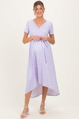 Umstands-Wickelkleid mit Blumenmuster, kurzen Ärmeln und Vokuhila-Saum